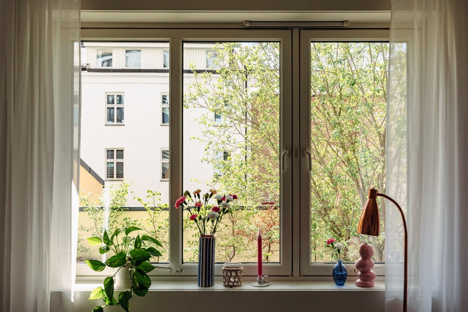 En sjarmerende 1-roms leilighet beliggende i 1. etasje vendt ut mot indre og rolig bakgård. Galleribilde