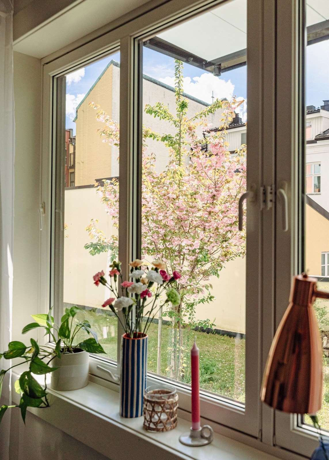 Fra stuen har du et frodig og hyggelig utsyn. Galleribilde