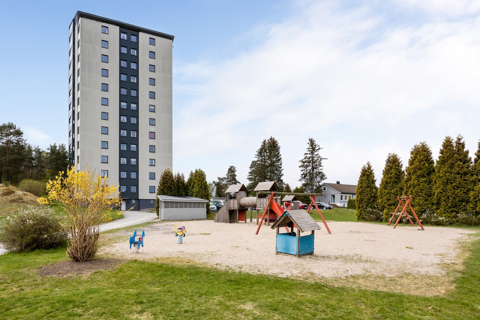 Fine fellesområder med gressplen, lekeplass og gapahuk. Galleribilde