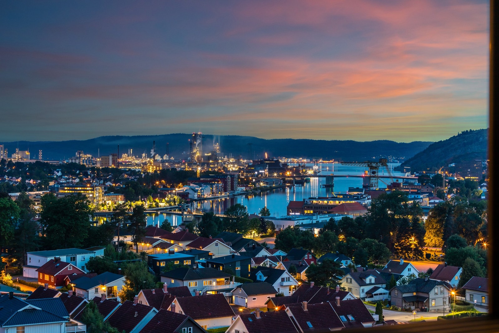 Rå utsikt fra balkong og stuen utover Porsgrunn by og elven. Galleribilde