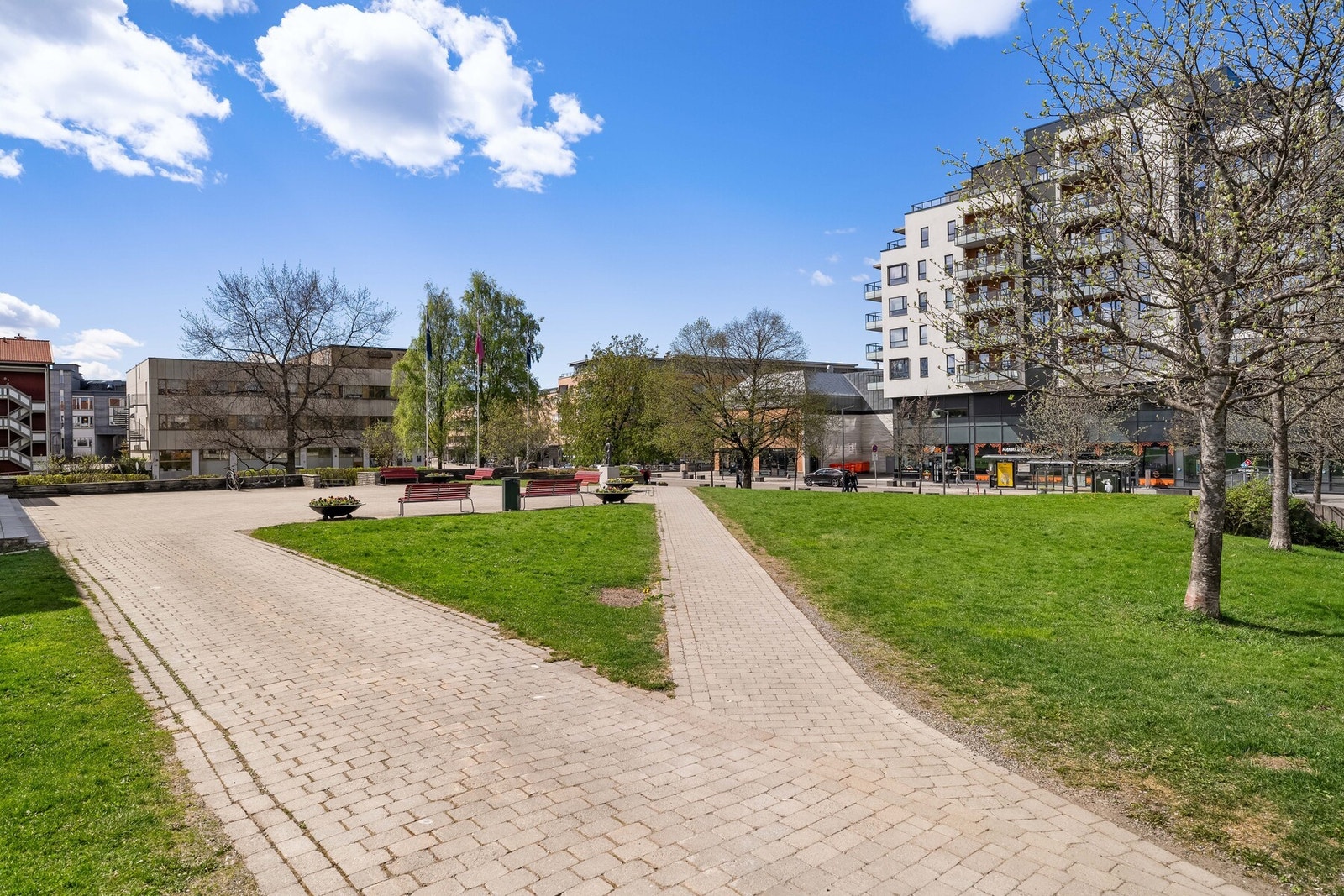 Lillebakveien ligger attraktivt til på Strømmen med gangavstand til det meste man trenger i hverdagen. Her bor du sentralt, men samtidig skjermet og rolig. Galleribilde