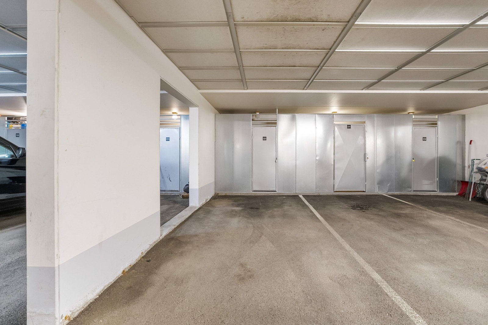 Leiligheten disponerer egen innendørs garasjeplass i lukket anlegg, noe som gir en komfortabel og praktisk hverdag året rundt. I bakkant av garasjeplassen finnes det i tillegg en tilhørende bod Galleribilde