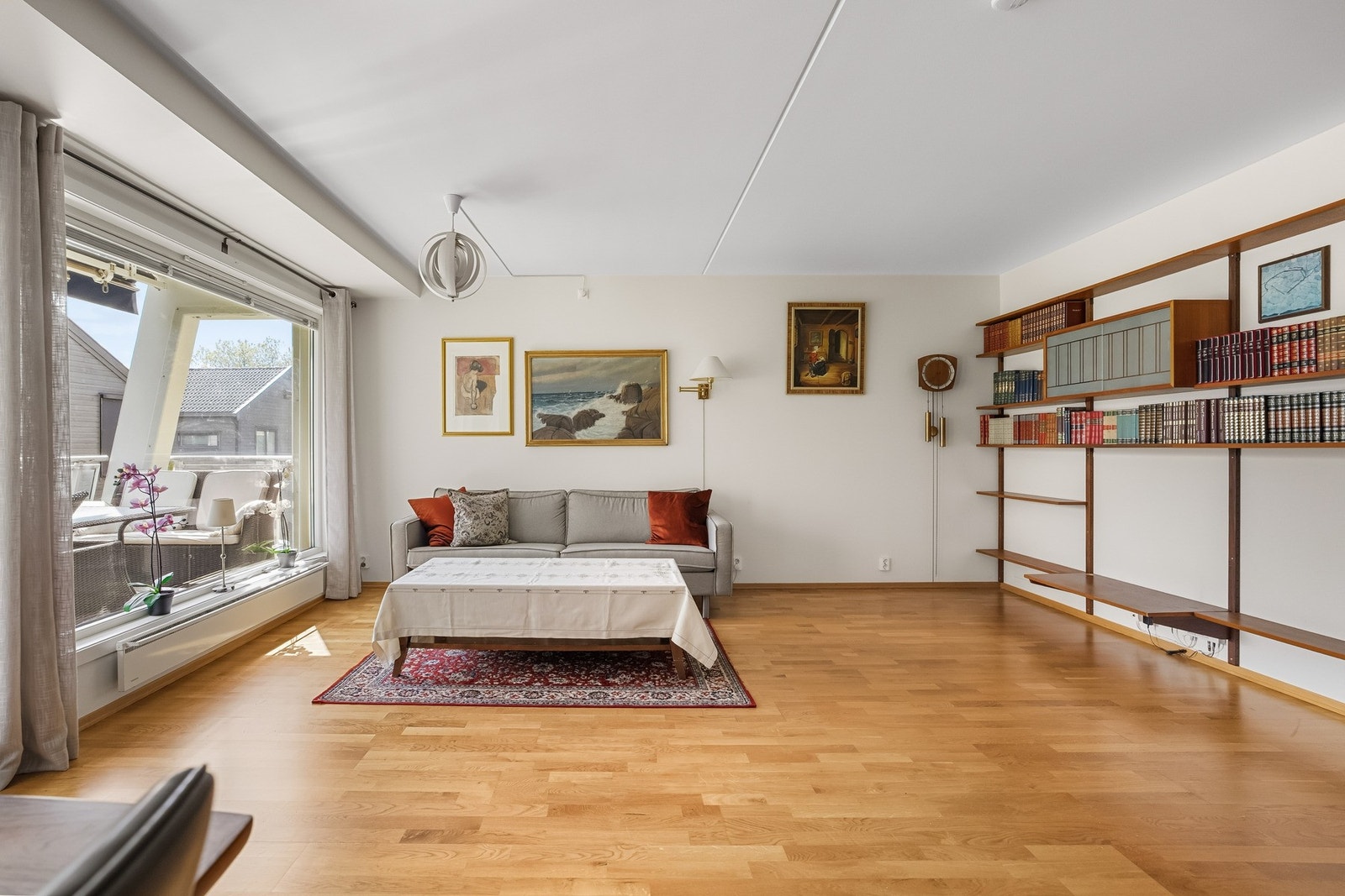 Her er det god plass til både sofagruppe og spisebord, samtidig som utgangen til balkongen gir en fin forlengelse av oppholdsrommet i sommerhalvåret Galleribilde
