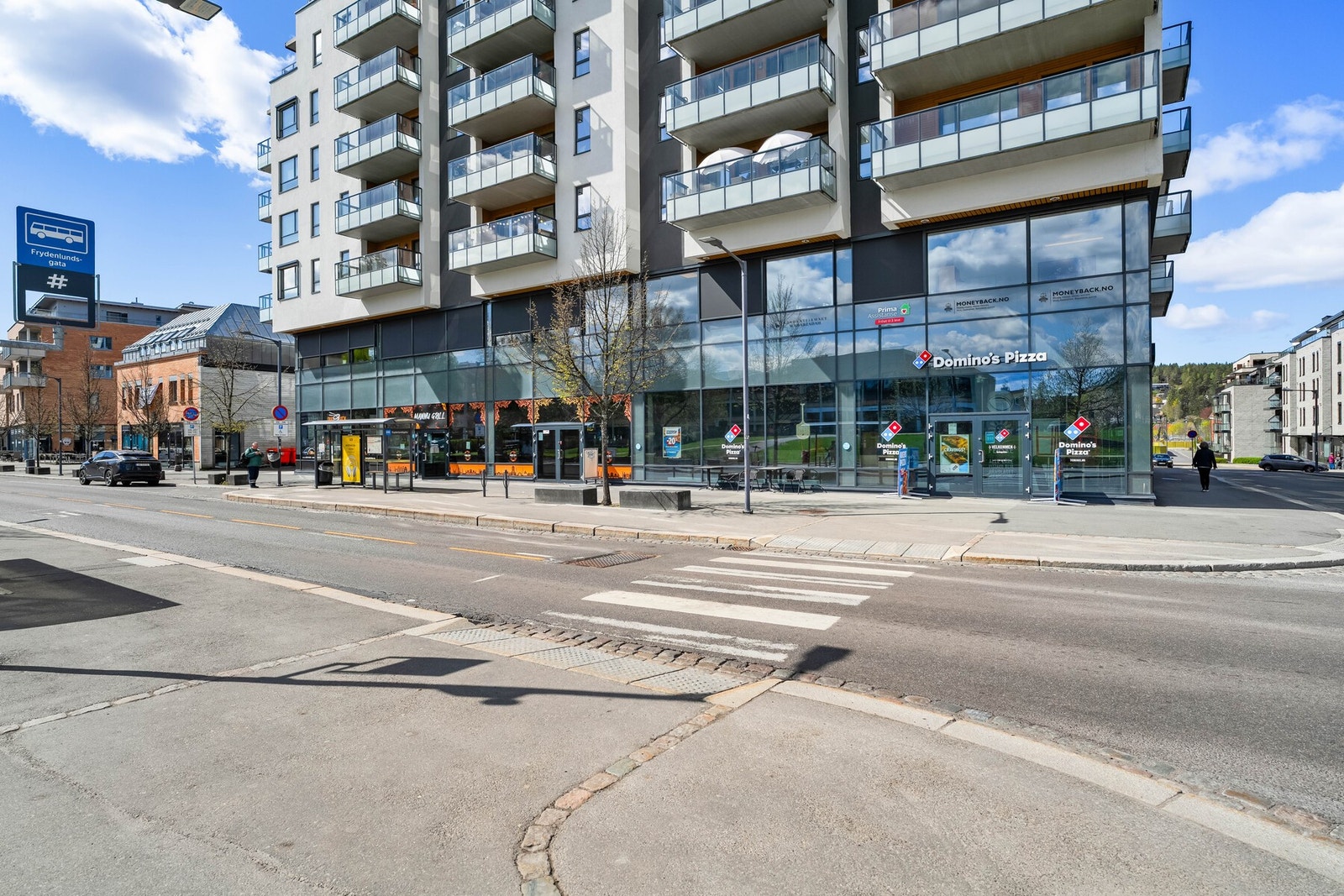 Det er kort vei til Strømmen Storsenter med et bredt utvalg butikker, servicetilbud, caféer og spisesteder. Dagligvarebutikker og øvrige servicetilbud finnes også i nærområdet. Galleribilde