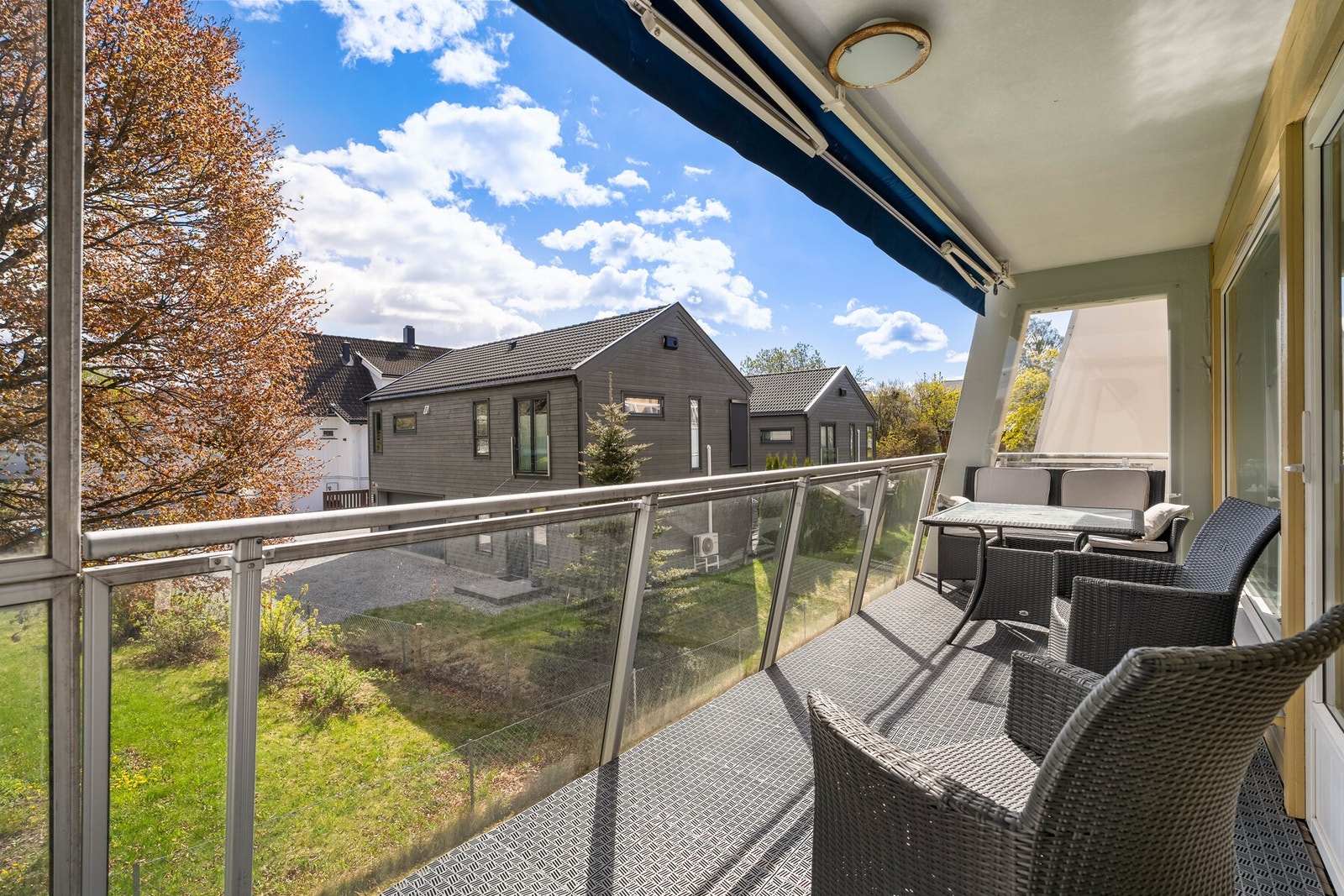 Fra stuen er det utgang til en hyggelig østvendt balkong på ca. 11 m² med utsyn mot grønne og velholdte hager. Galleribilde
