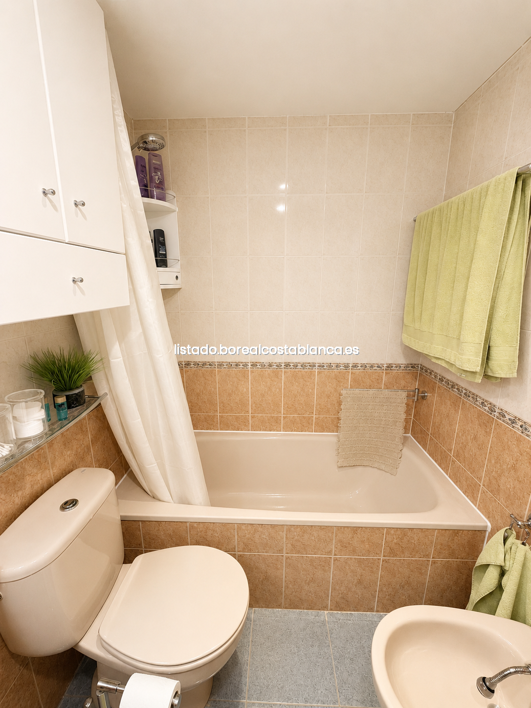 Hovedsoverommet har eget bad en suite med badekar Galleribilde