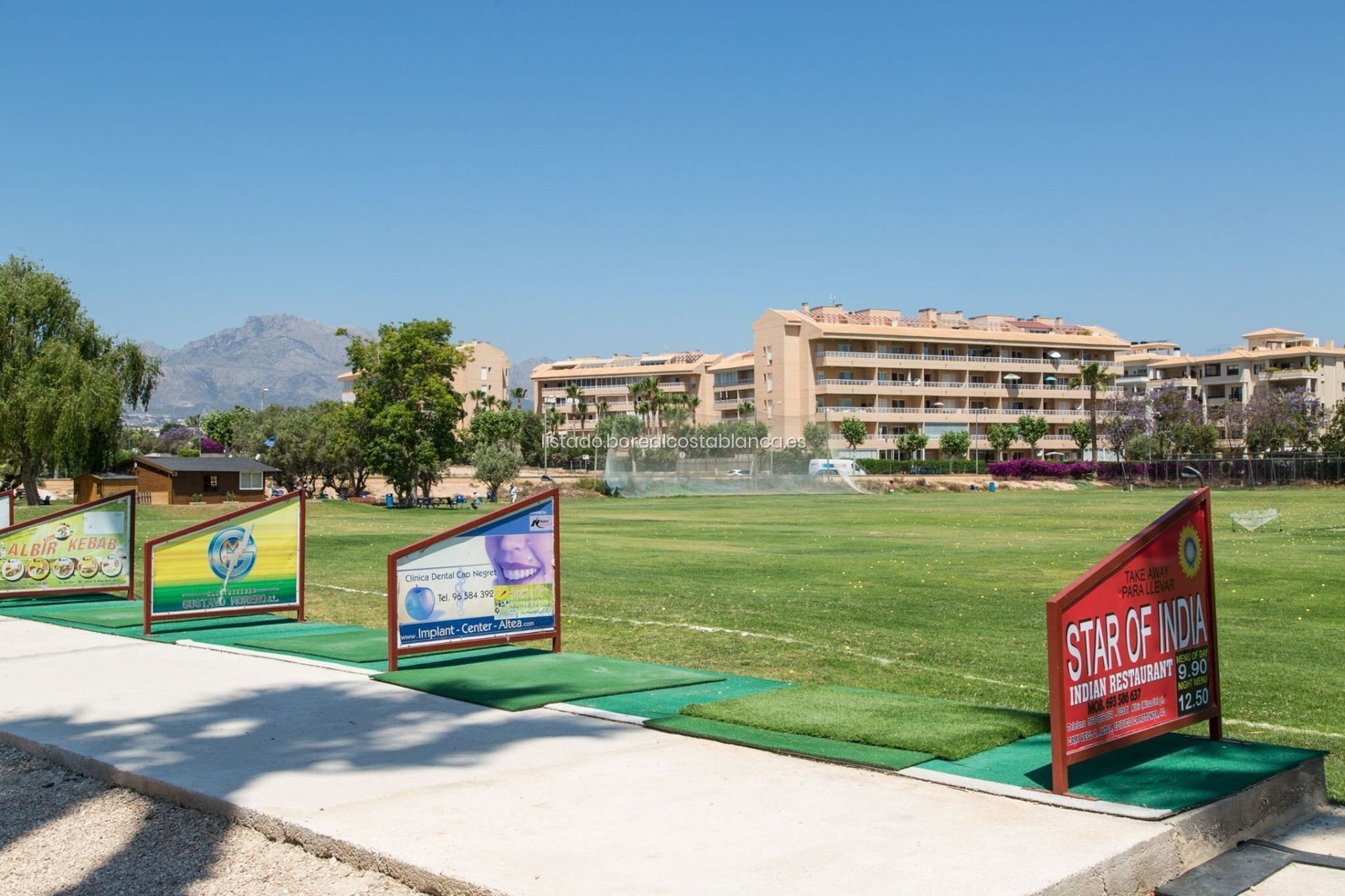 Like ved boligen finner man et populært golf treningsområde ( driving range ), perfekt for både nybegynnere og erfarne golfentusiaster som ønsker å trene i solrike omgivelser. Galleribilde