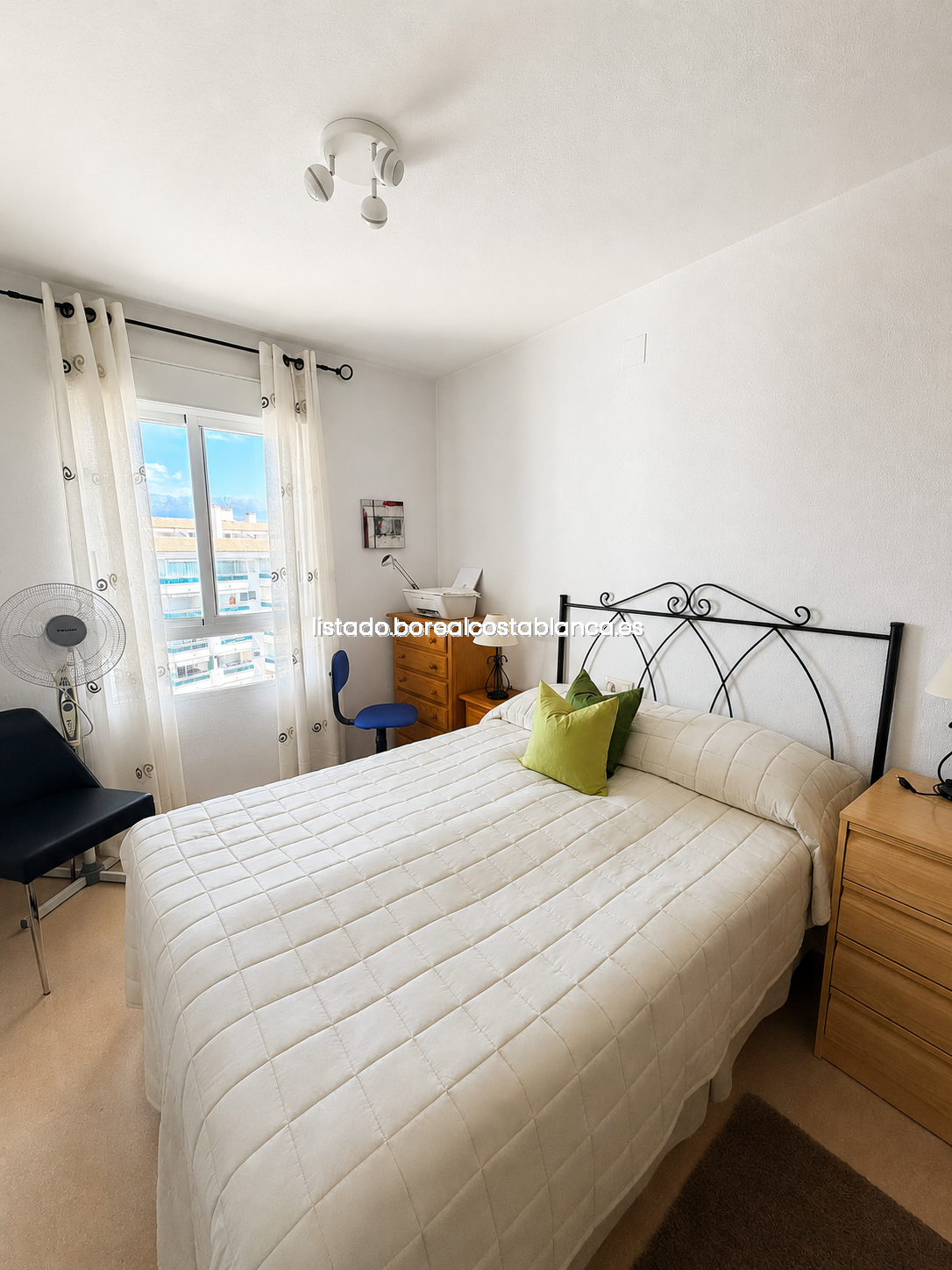 Soverommene fremstår som svært velholdte og praktiske, med takvifter i hvert rom som gir ekstra komfort gjennom sommermånedene. Galleribilde