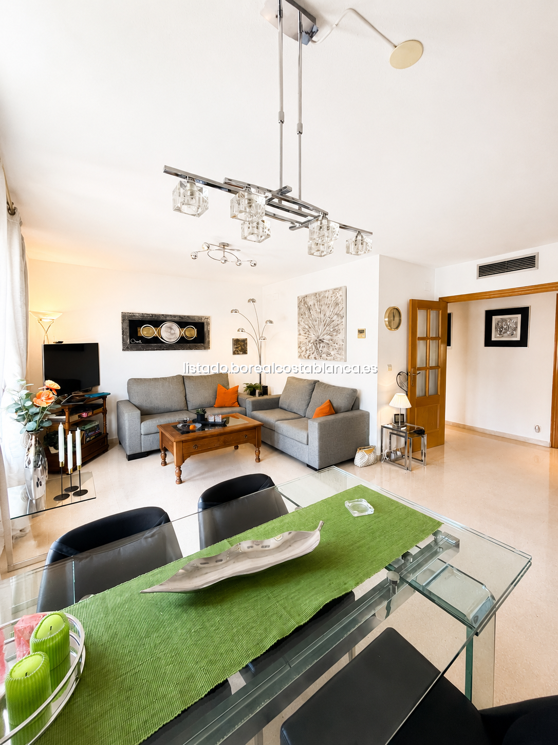 Den åpne spiseområdet skaper en sosial og komfortabel atmosfære med naturlig lys og god plass til familie og gjester. Galleribilde