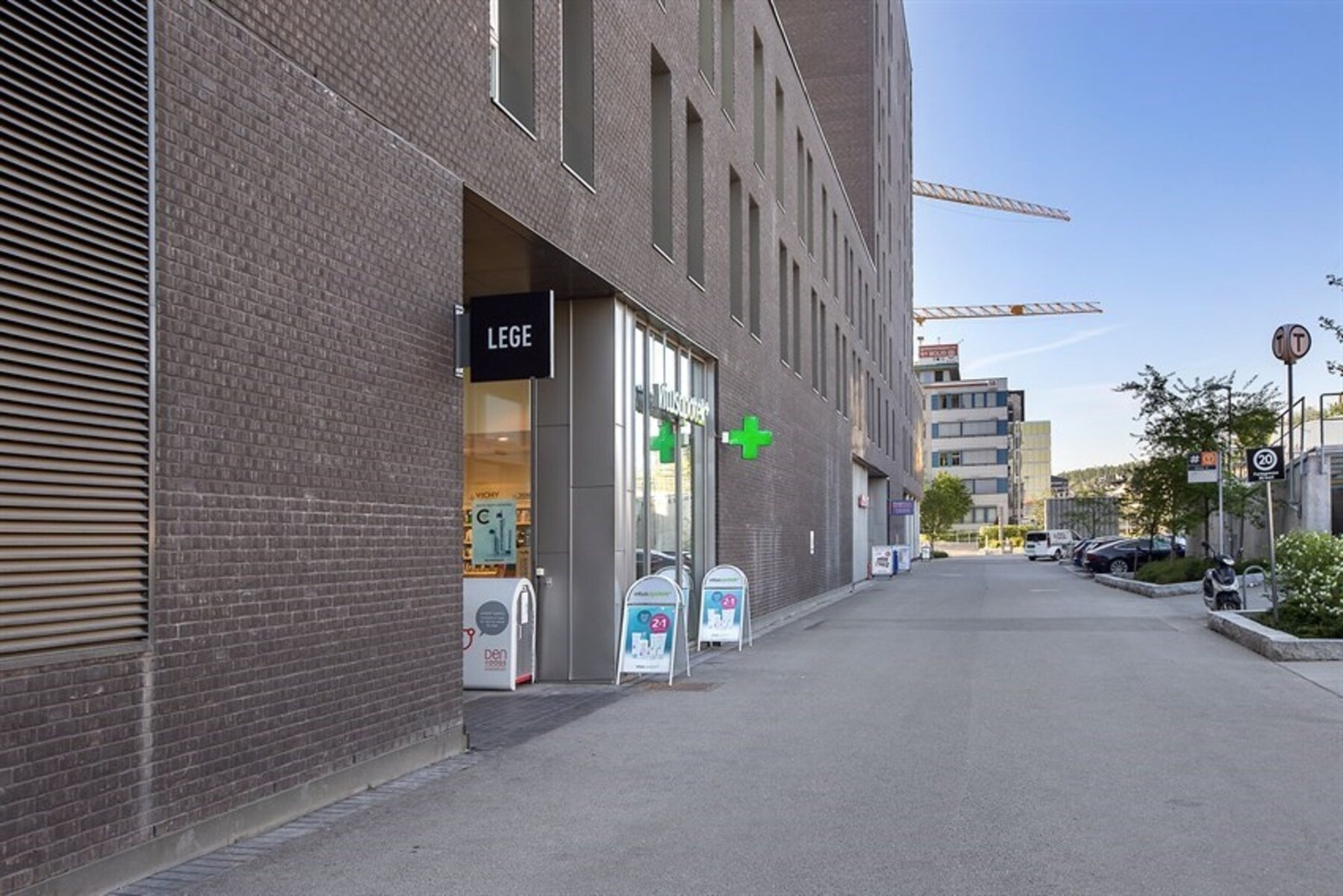 Rett over gaten finner du Rema 1000, Apotek 1 og Campino. Galleribilde