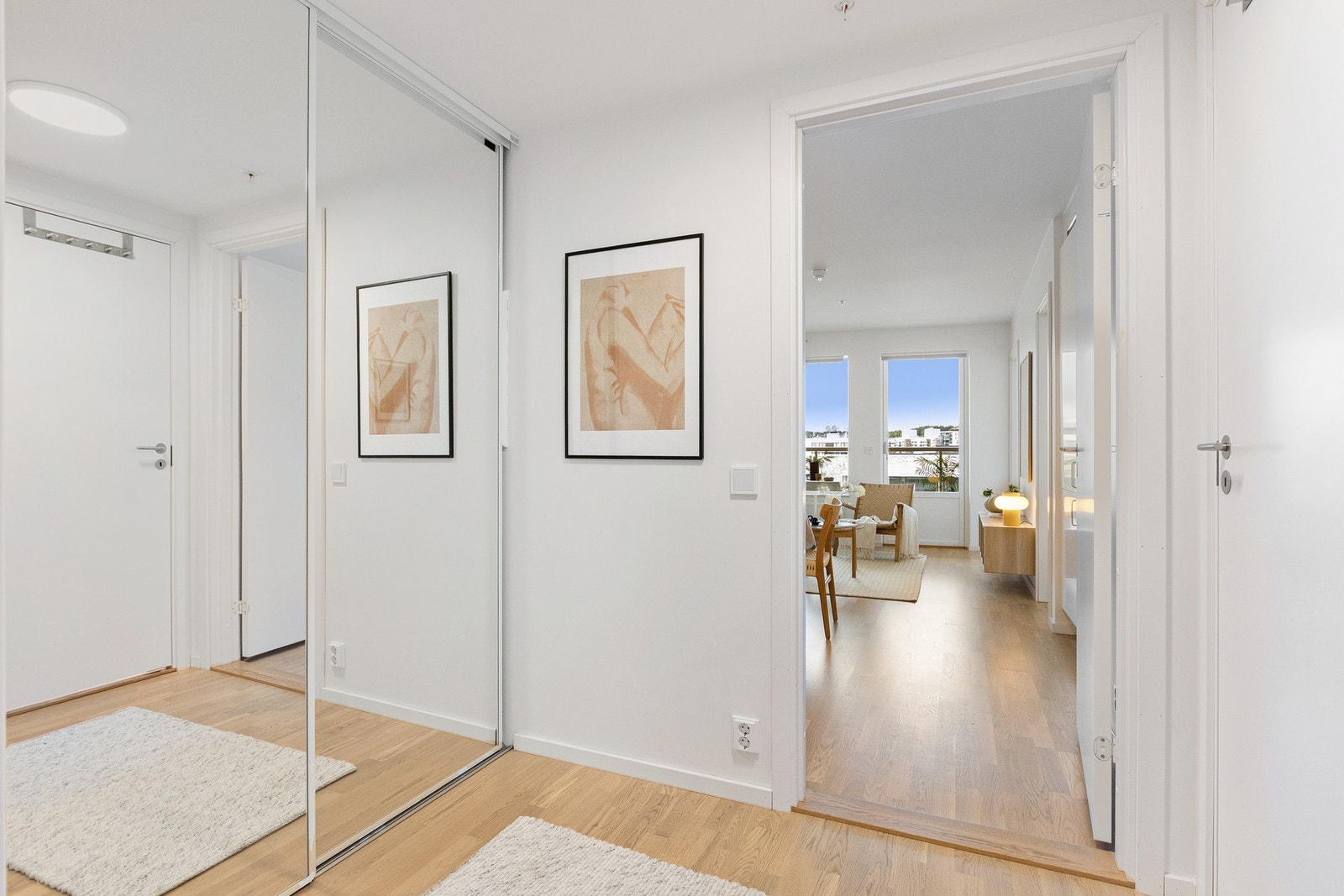 Flott entré/gang med god plass til oppbevaring av yttertøy og sko. Galleribilde