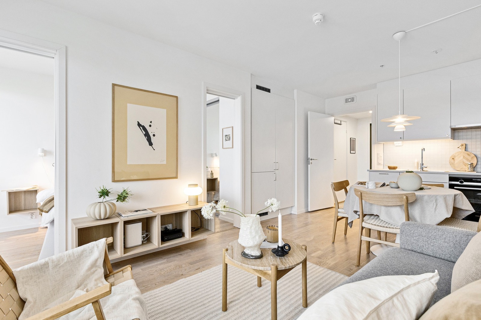 Stuen gir god plass til en fin sofagruppe, mediemøblement, spisestue og annet ønskelig møblement. Galleribilde