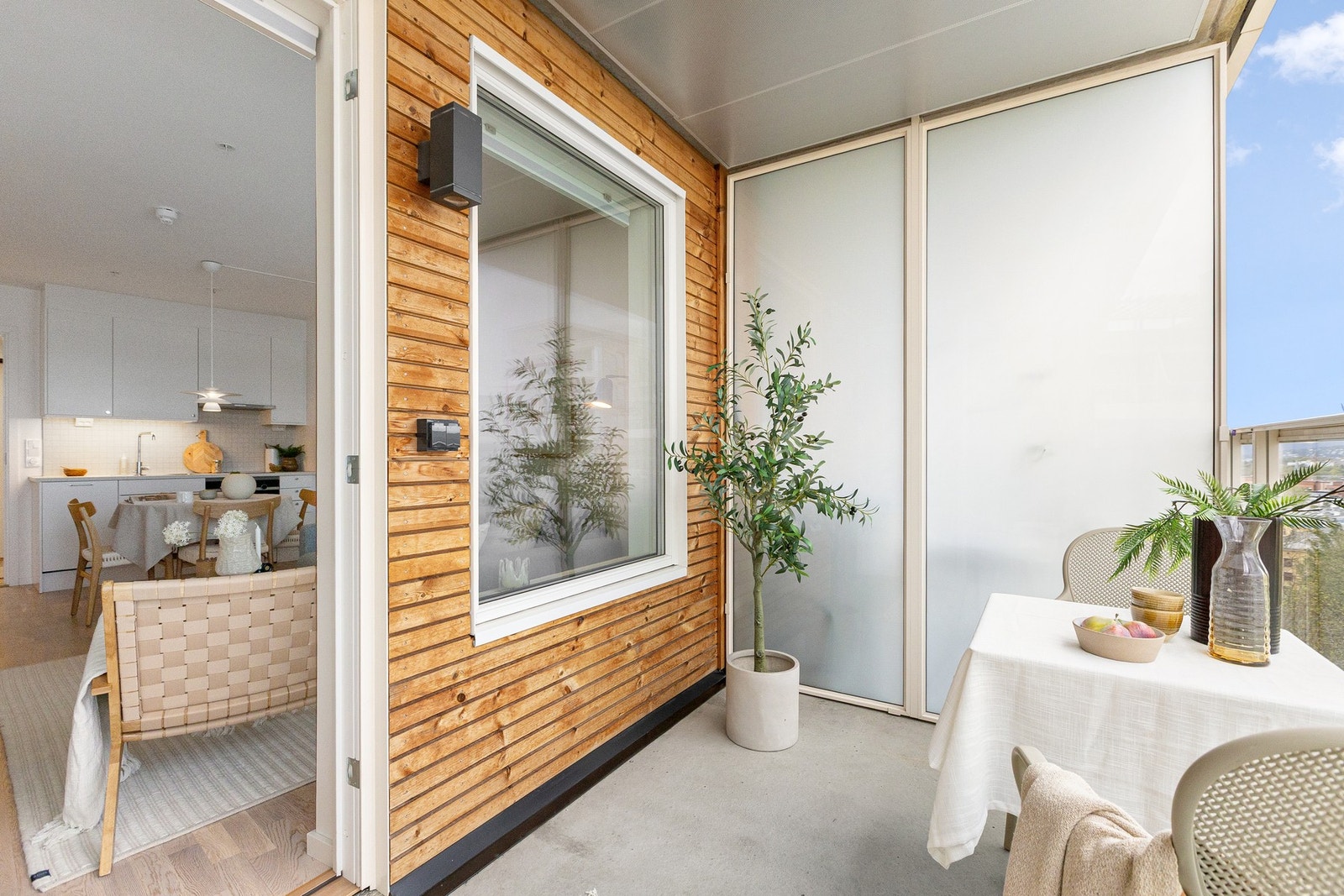 Fra balkongen kan du nyte vidstrakt utsikt mot blant annet Holmenkollen og over Oslo by, samt flott oversikt over sameiets opparbeidet gårdsrom/hageanlegg. Galleribilde