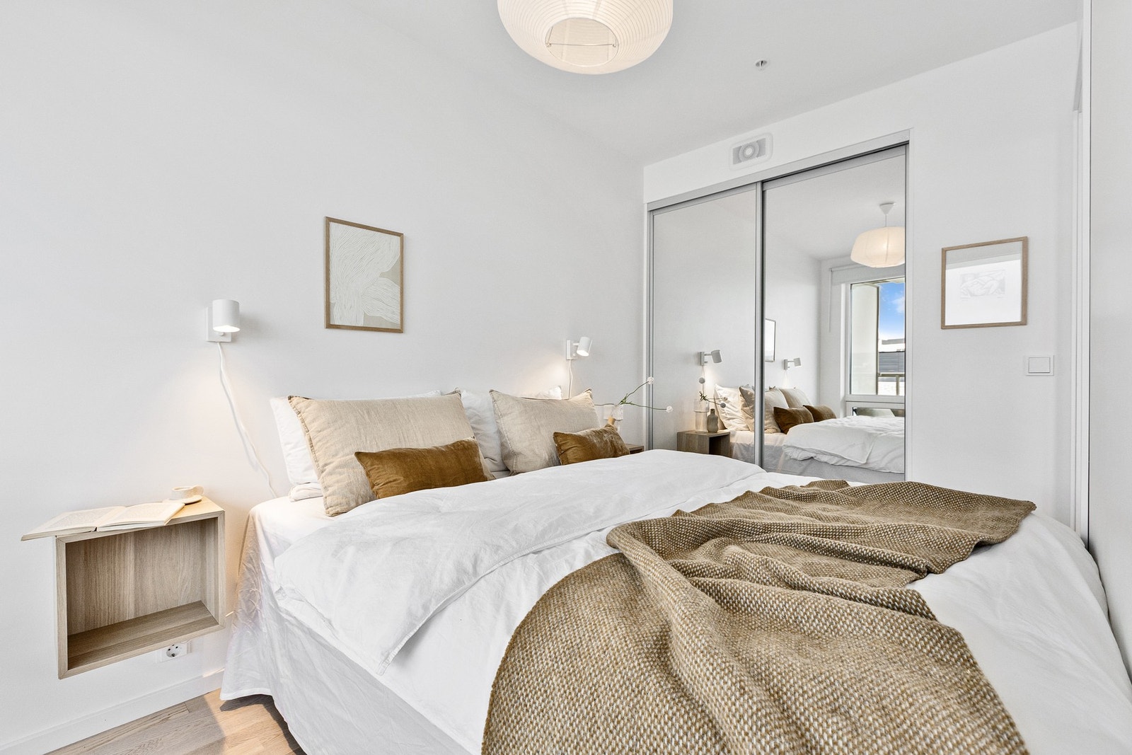 Rommet er utstyrt med stor skyvedørsgarderobe med speilfronter. Galleribilde