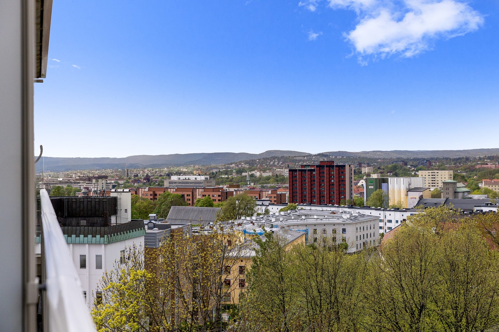 Fra stuen kan du tre ut på stor balkong med herlig kveldssol og nydelig solnedgang bak Holmenkollen Galleribilde