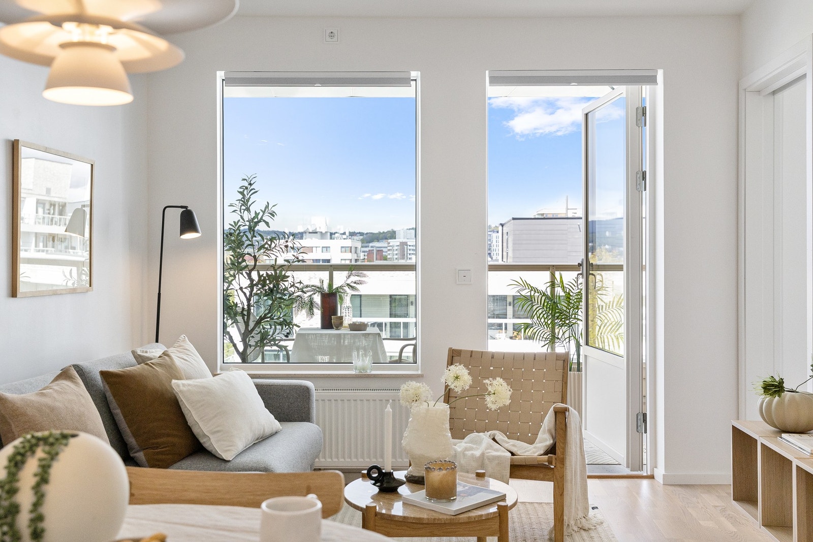 De store vindusflatene slipper inn rikelig med naturlig lys. Galleribilde