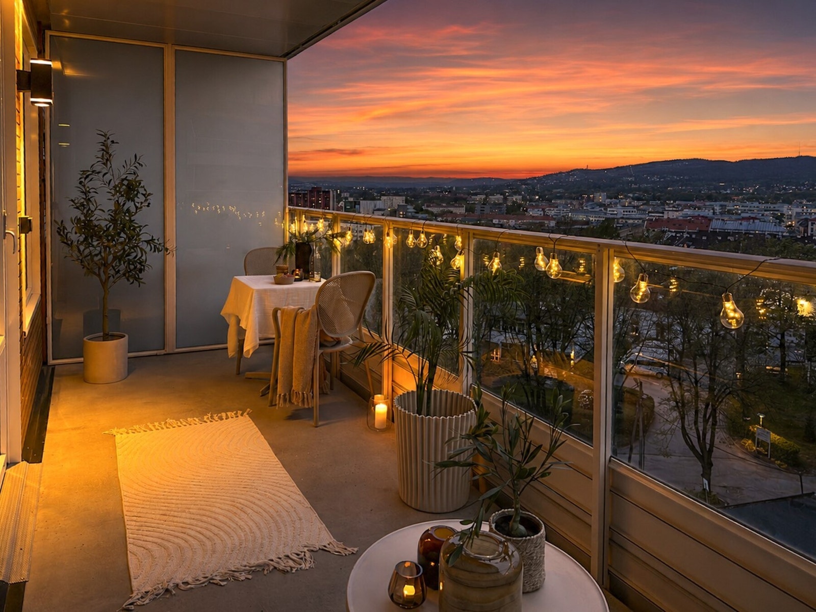 Kveldstemning og solnedgang fra balkongen. Galleribilde