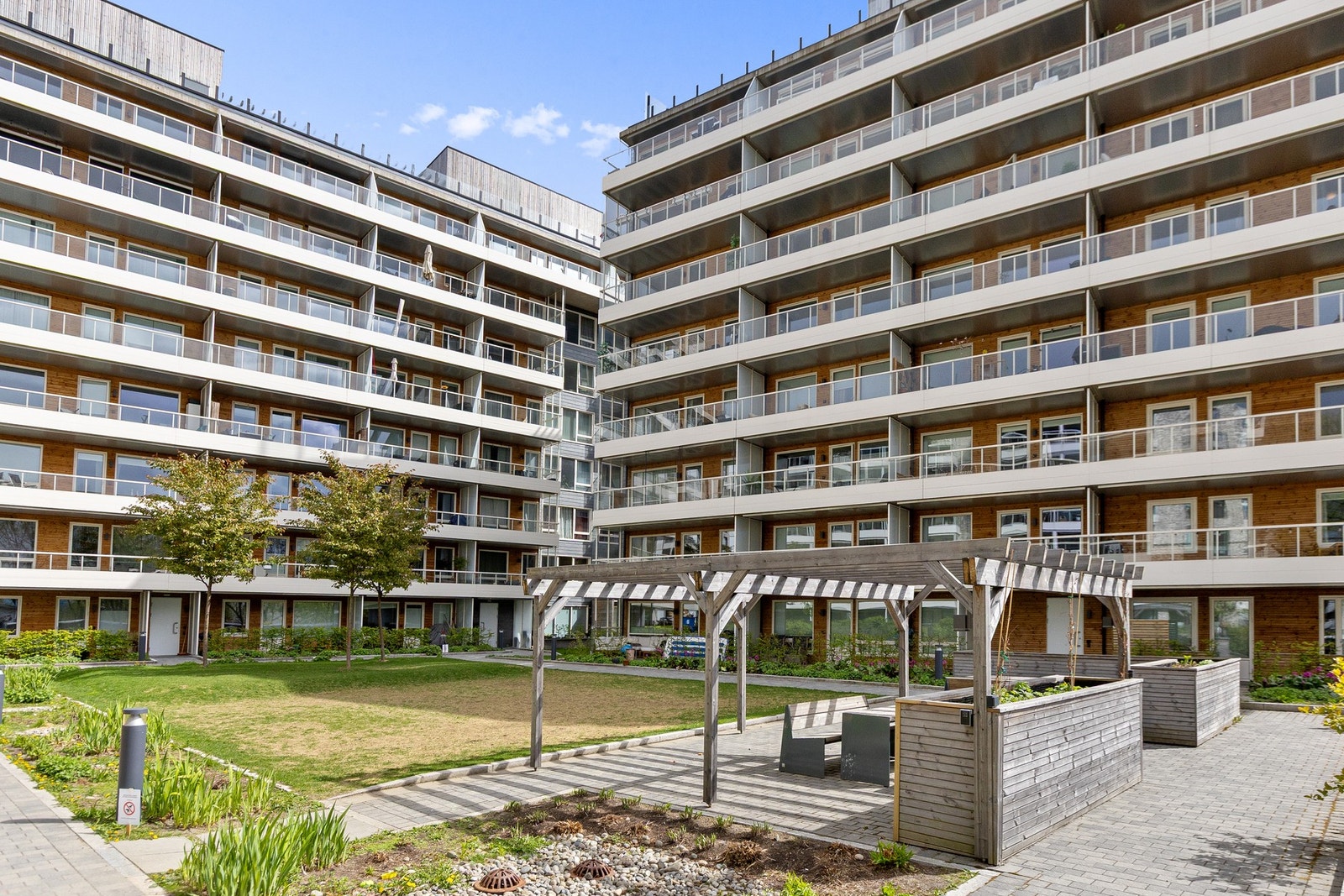 Leiligheten har moderne fasiliteter som trappefri adkomst med heis til alle etasjer, oppvarmet garasjeanlegg, balansert ventilasjon med varmegjenvinning for optimal bokomfort og lave energikostnader. Galleribilde