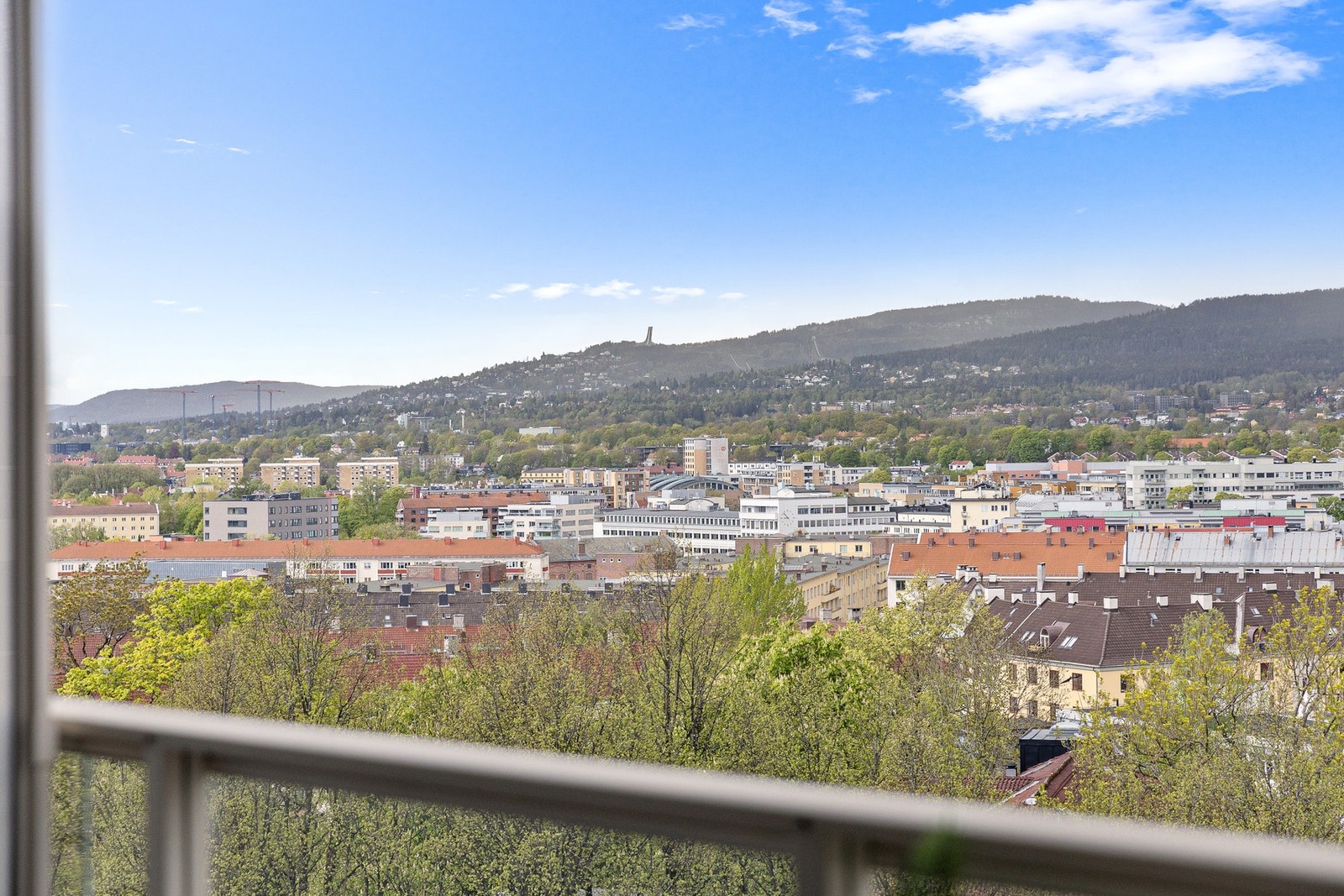Moderne og meget lekker 2-roms utsikts- og selveierleilighet fra 2022 med stor nordvestvendt balkong på ca. 11,3 m², beliggende meget sentralt i det nyeste byggetrinnet i Grefsen Stasjonsby. Galleribilde