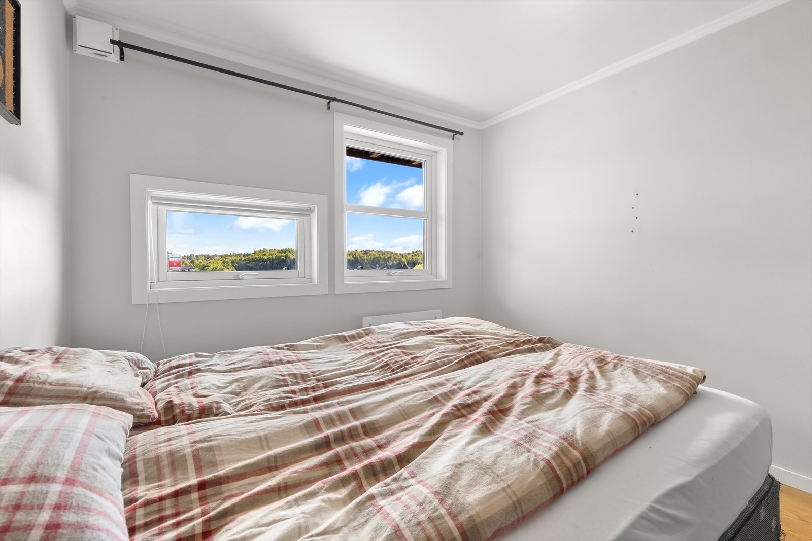 Soverommet har parkett på gulvet og malte, slette veggflater. Galleribilde