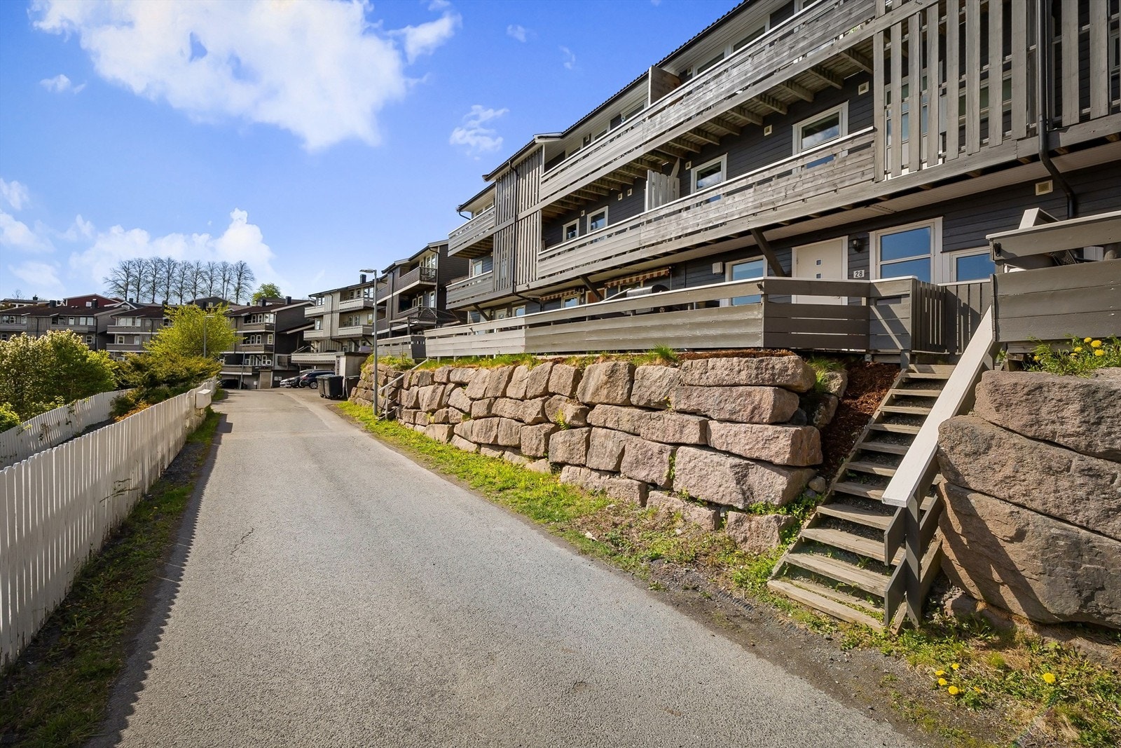 Boligen ligger i en rolig og lite trafikkert blindvei på Vøyenenga. Galleribilde