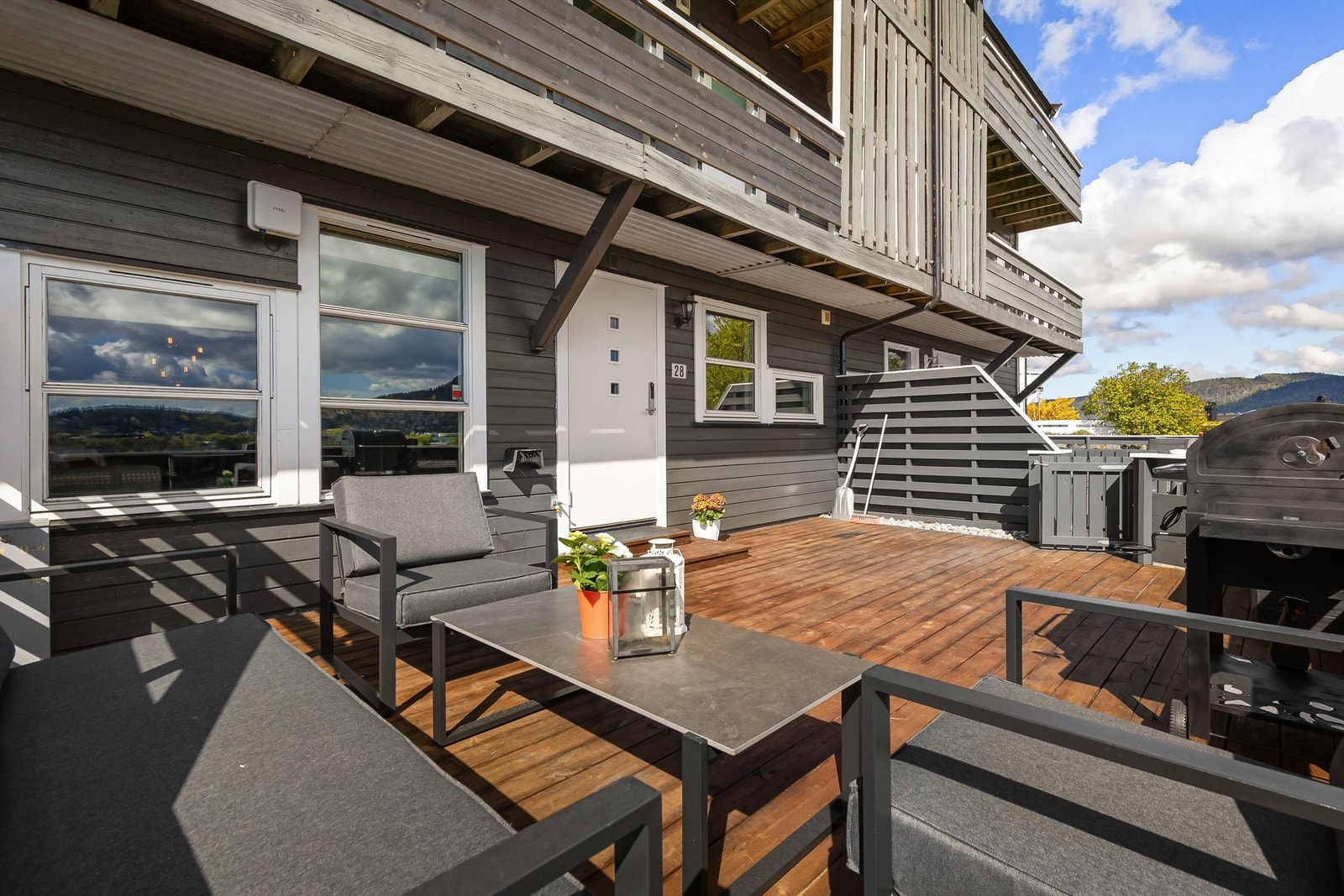 Her er det rikelig med plass for både grill og en romslig sittegruppe. Galleribilde