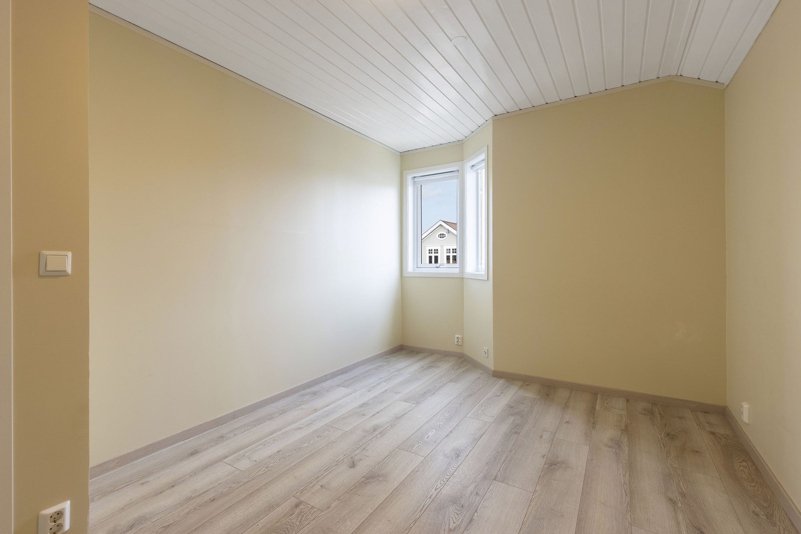Soverom nr 2 i 2. etasje. Noe mindre av størrelse, passer seg godt som barnerom, gjesterom eller kontor. Galleribilde