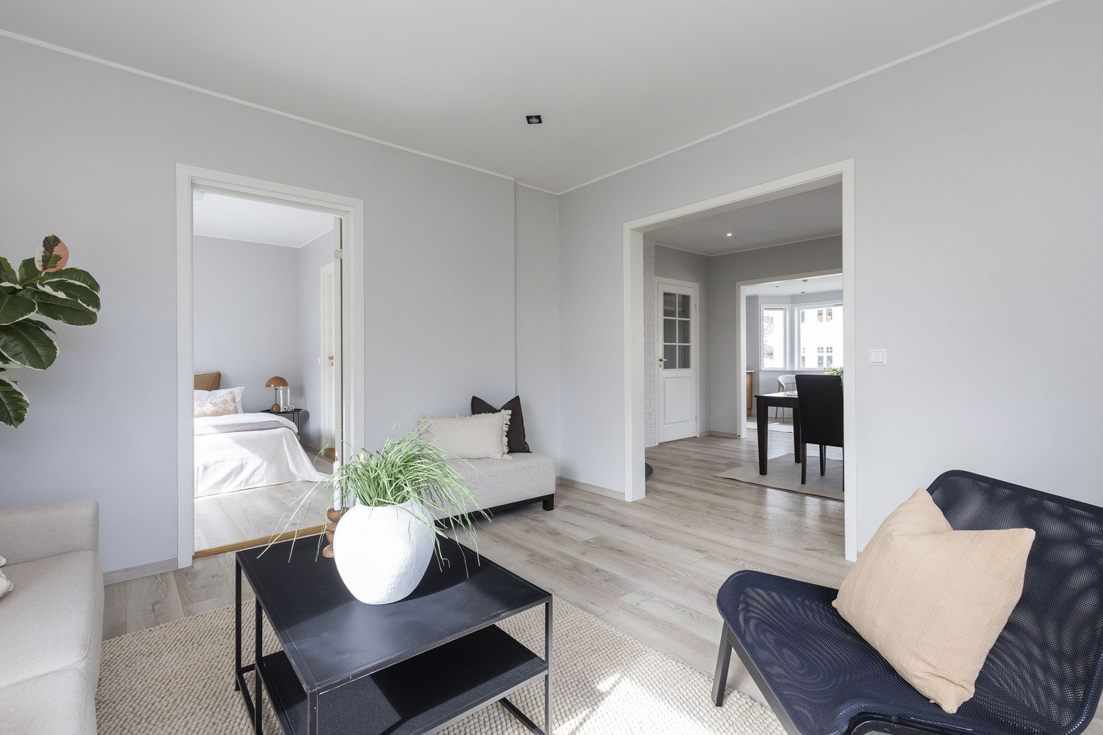 Boligen har hovedsakelig gulv med laminat og vegger og tak med malte flater. Galleribilde