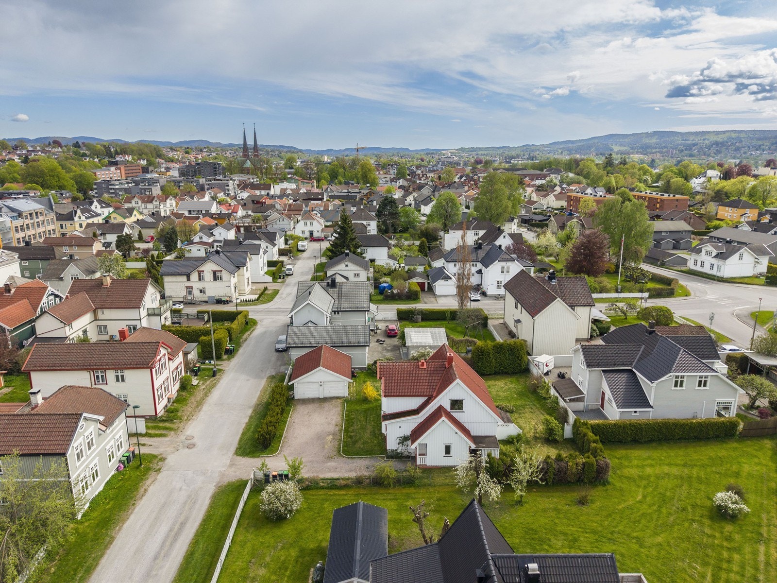 Boligen har fin opparbeidet hage, med dobbel garasje. Galleribilde