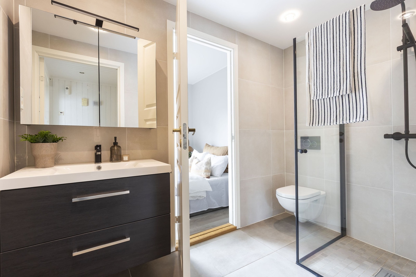 Badet i 1. etasje er av nyere standard. Adgang fra både soverommet samt hallen. Iht til ombyggningstegninger 09.10.2000 er WC omgjort til fullverdig bad med adgang til soverom. Galleribilde