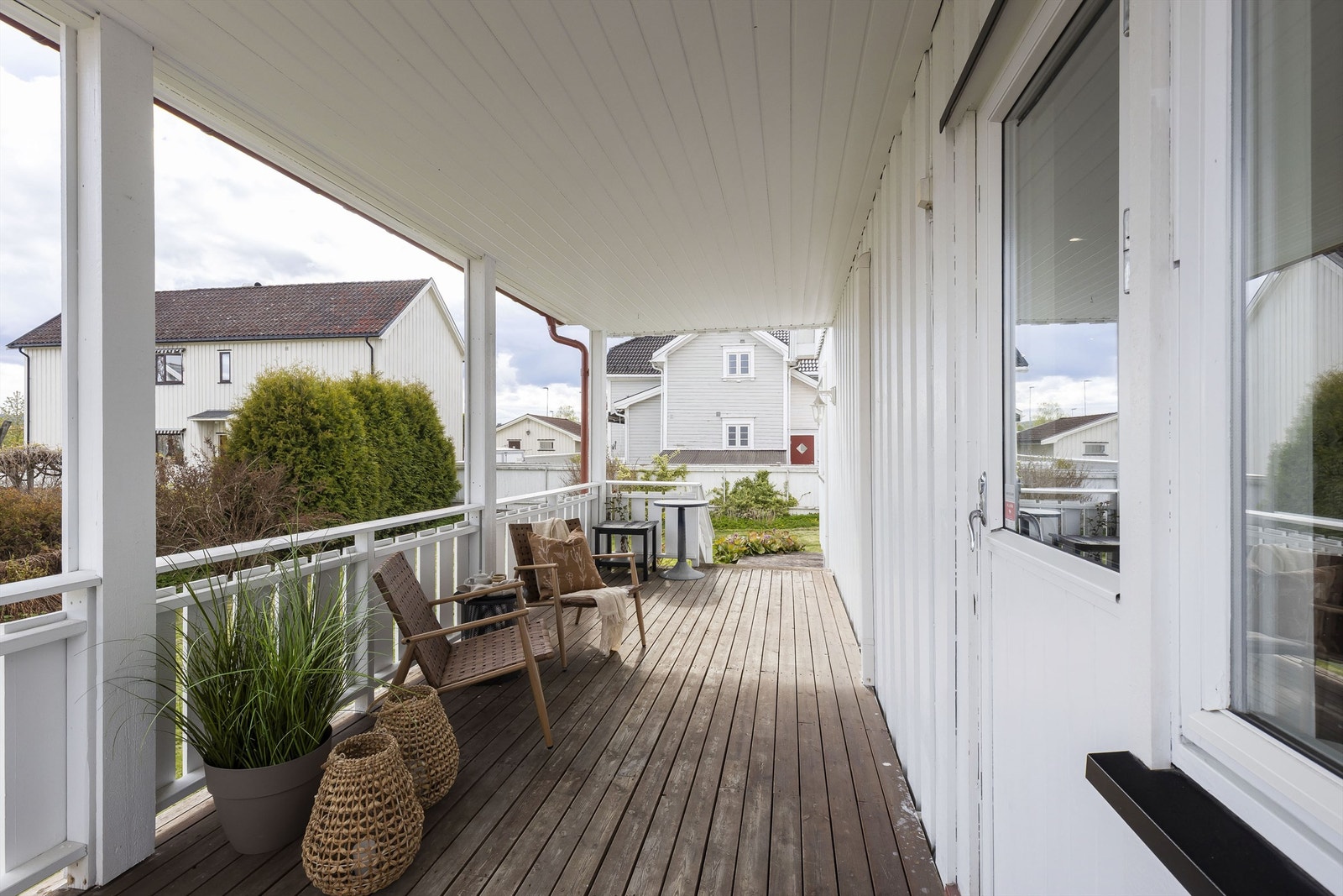 Overbygget veranda, med videre tilgang til hage. Galleribilde