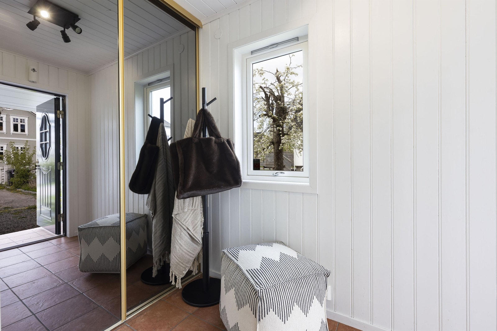 Entrè med skyvedørs garderobe. Galleribilde