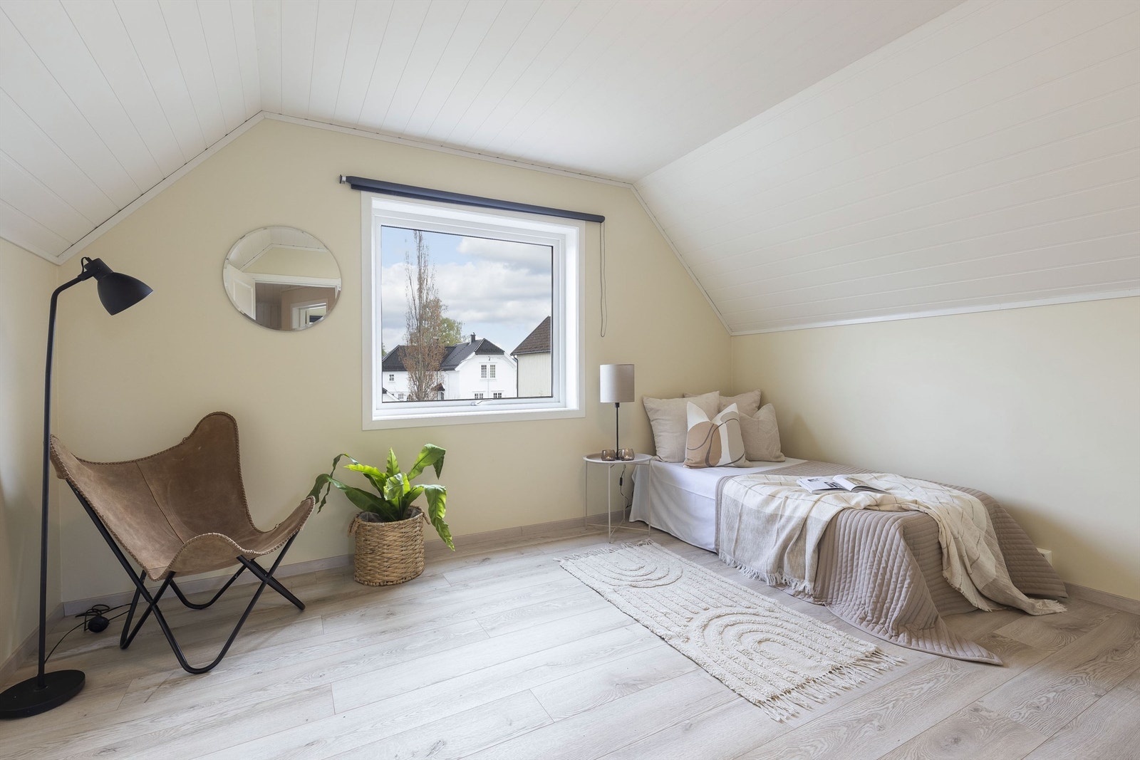 Soverom nr 1 i 2. etasje. Malt i fint farger, med plass til dobbeltseng og annet møblement. Galleribilde