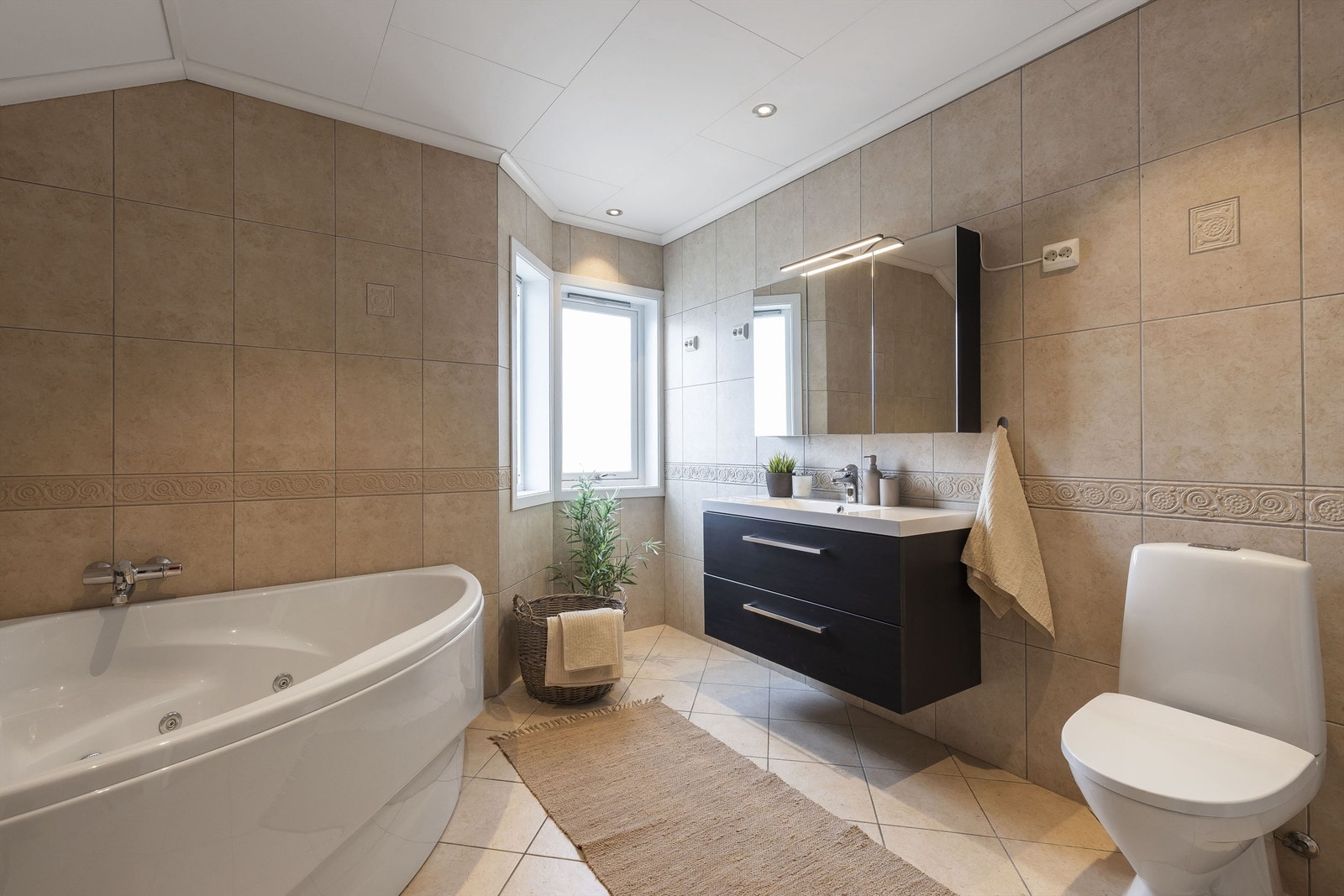 Hovedbad i 2. etasje med både badekar og dusjsone. Galleribilde