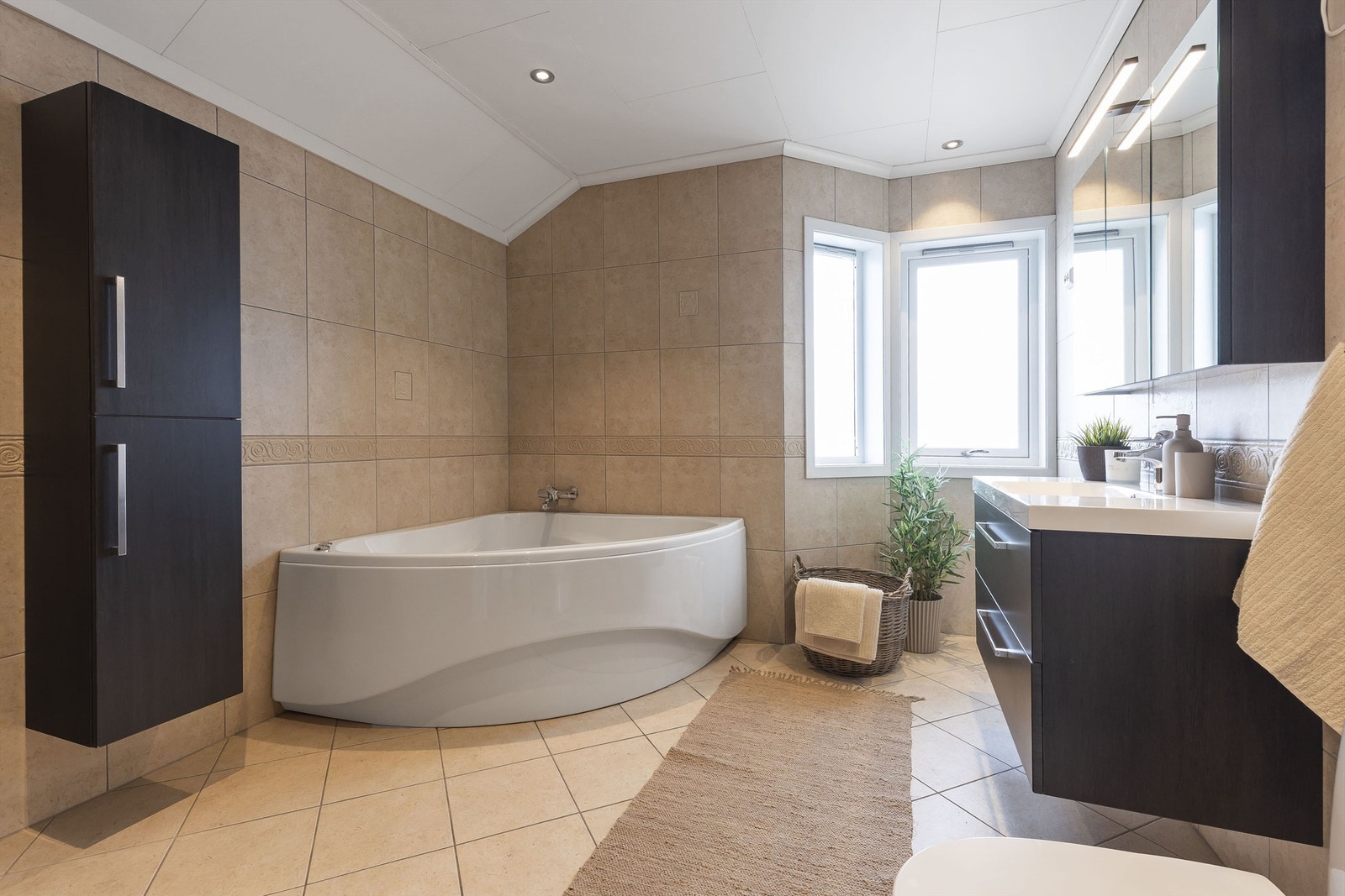 Badet i 2. etasje er romslig. Galleribilde