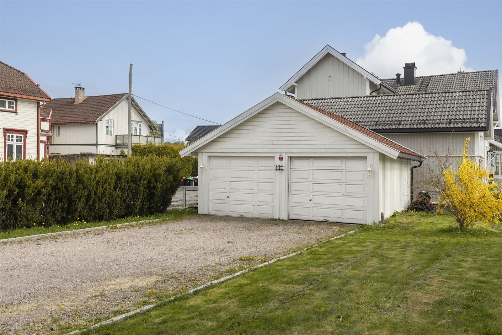 Dobbel garasje. Flere bruksområder som blant annet lagringsplass. Galleribilde