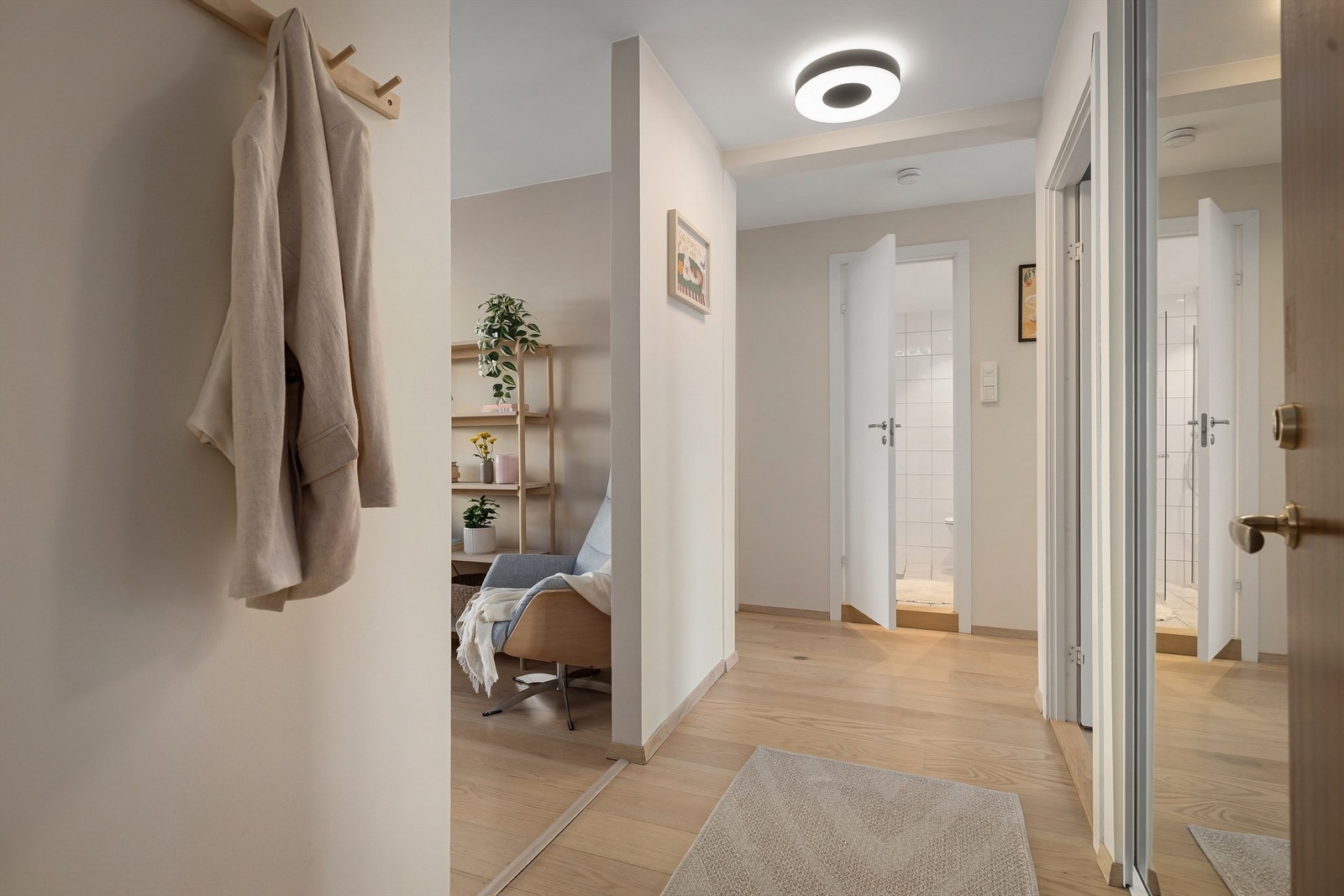 Velkommen inn! I gangen har du god plass til yttertøy i garderoben Galleribilde