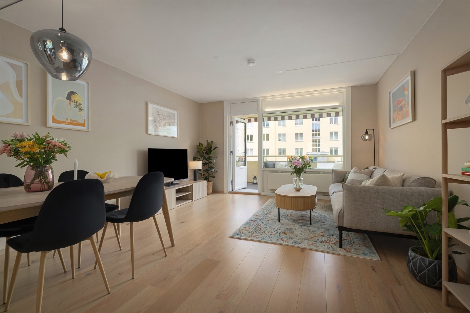 Flott stue med god plass til både sofa- og spisebordseksjon Galleribilde