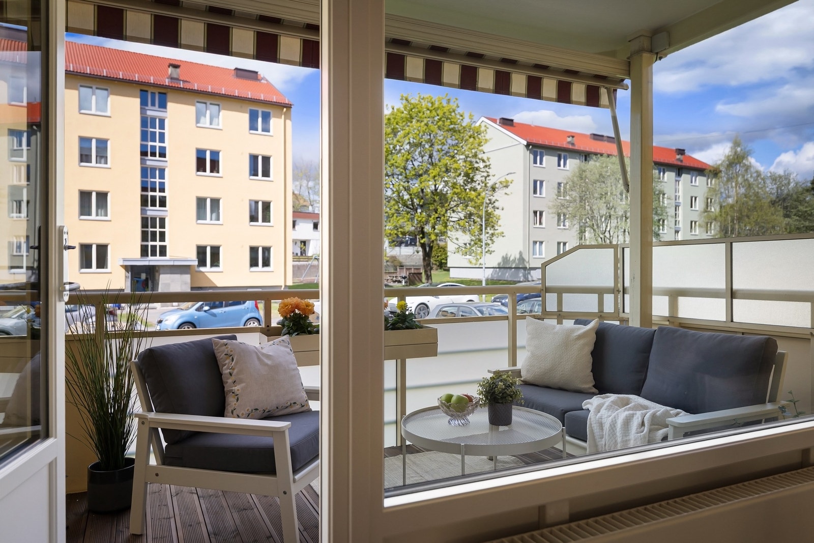 Ifølge selger er det sol på balkongen på sommeren fra ca. 13:00-21:00 Galleribilde