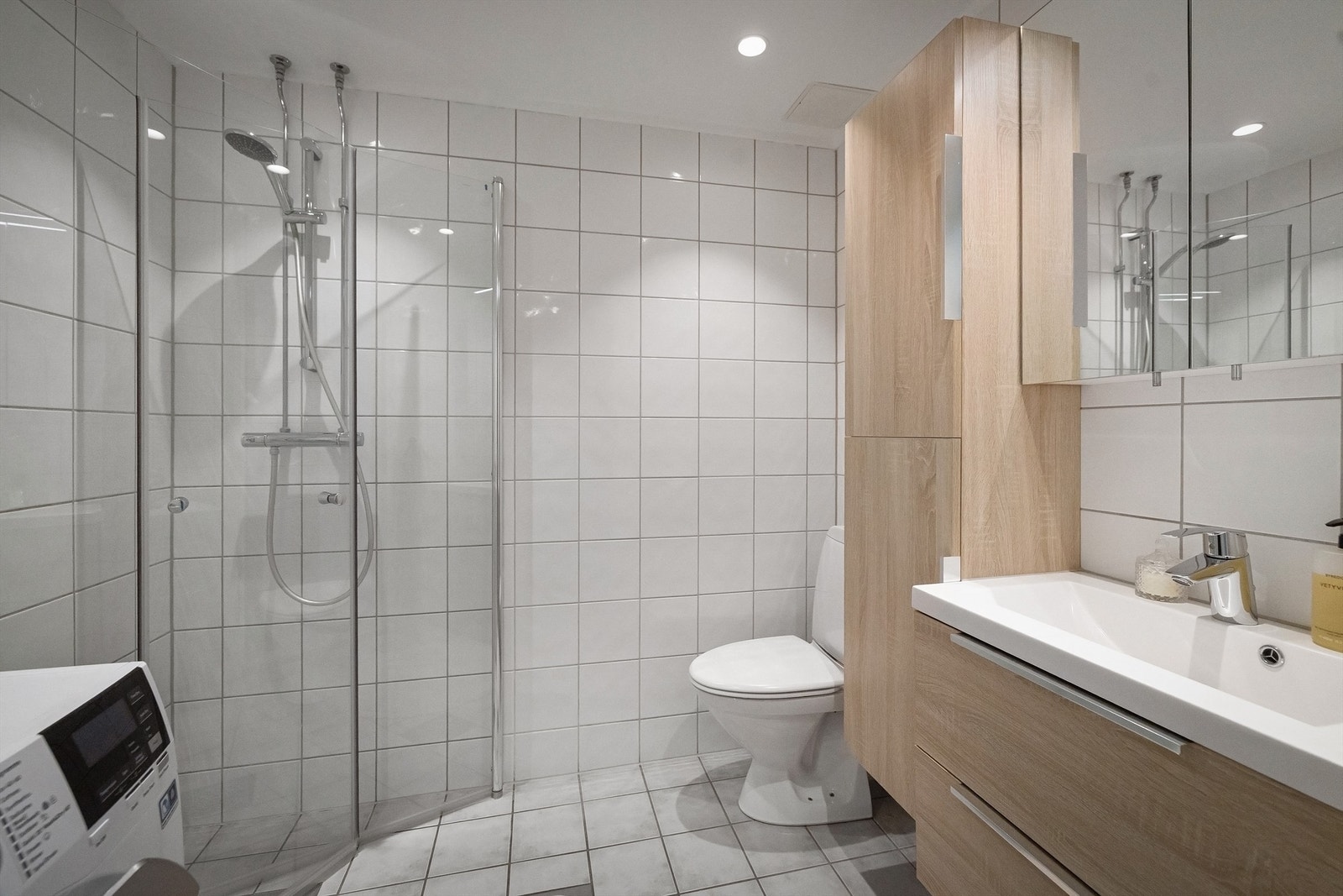 Himling med malte plater, innfelt downlights. Vegger med fliser. Gulv med fliser, elektrisk gulvvarme. Galleribilde