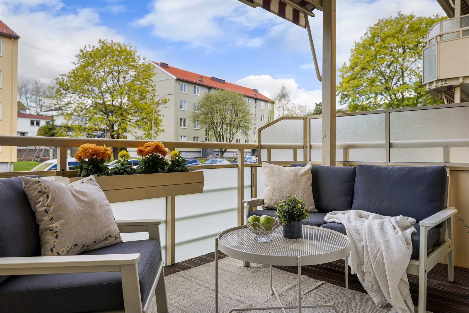 Tilfarer av tre med terrassebord. Rekkverk av stålkonstruksjoner med frostede glassfelt. Rekkverkshøyden ble målt til: 1,02 m. Elektrisk markise over balkongen Galleribilde