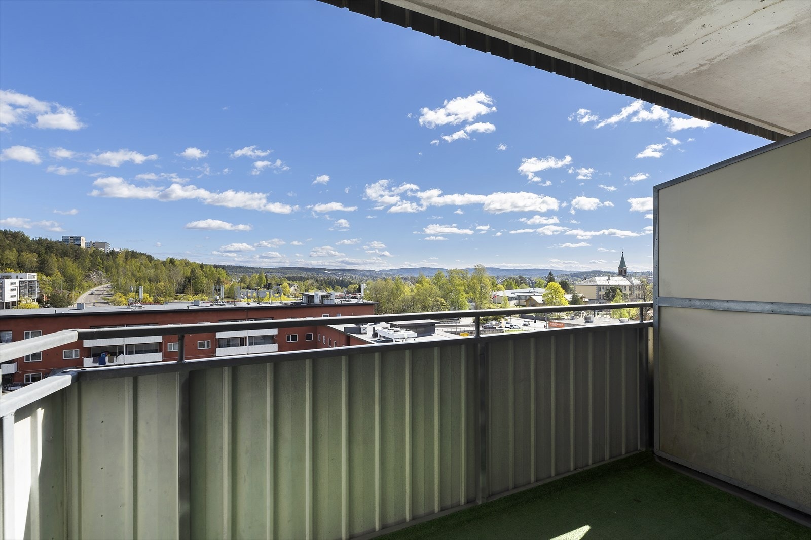 Videre er det fra stuen adkomst ut til balkong på 5 m² Galleribilde