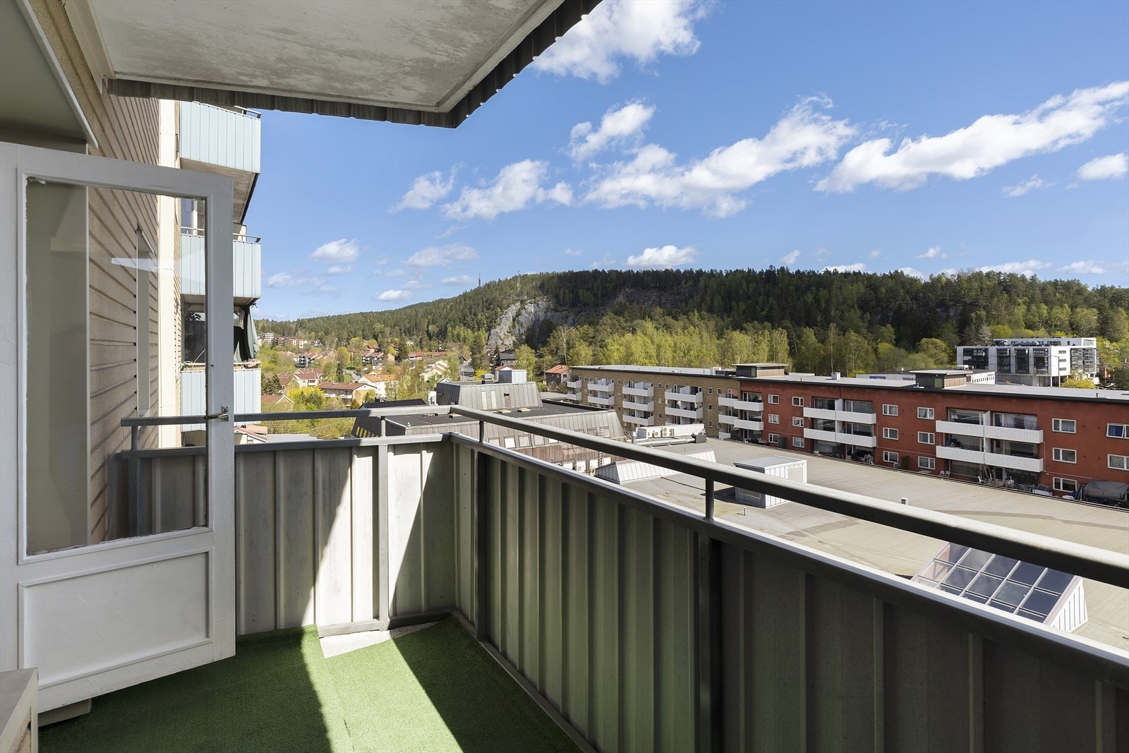 Lokalmegler John Emmanuel Brevik v/EiendomsMegler 1 Grorud har gleden av å presentere Bergensveien 4A! Foto: Rabana Maqsood v/Diakrit Galleribilde