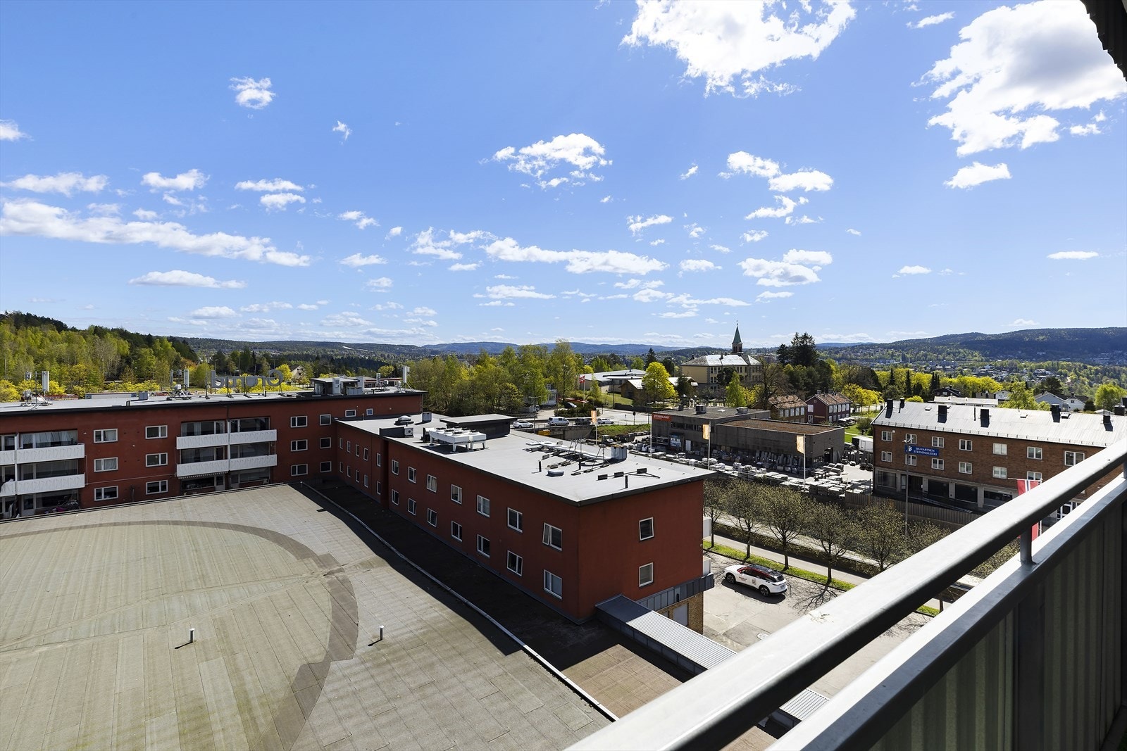 Her er det plass til ønsket utemøblment hvor man har et bredt og flott utsyn utover Grorud Galleribilde