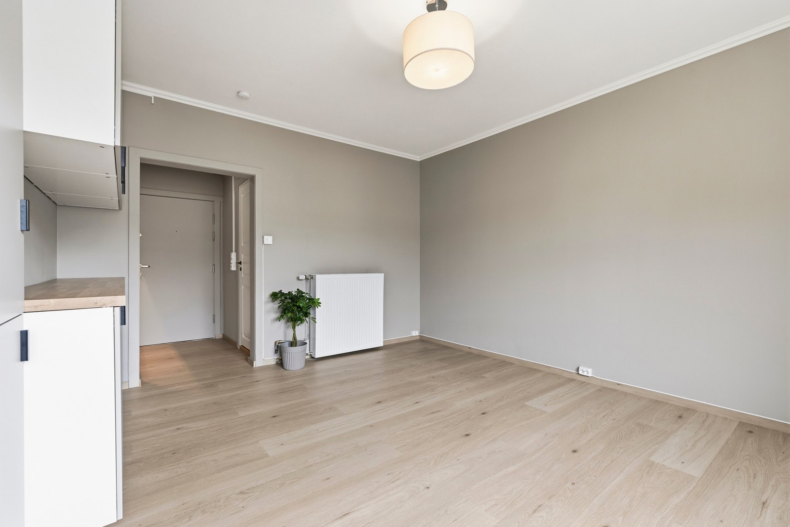 Planløsningen legger til rette for sosialt samvær og fleksibel møblering, og skaper en åpen og innbydende atmosfære i leiligheten. Galleribilde