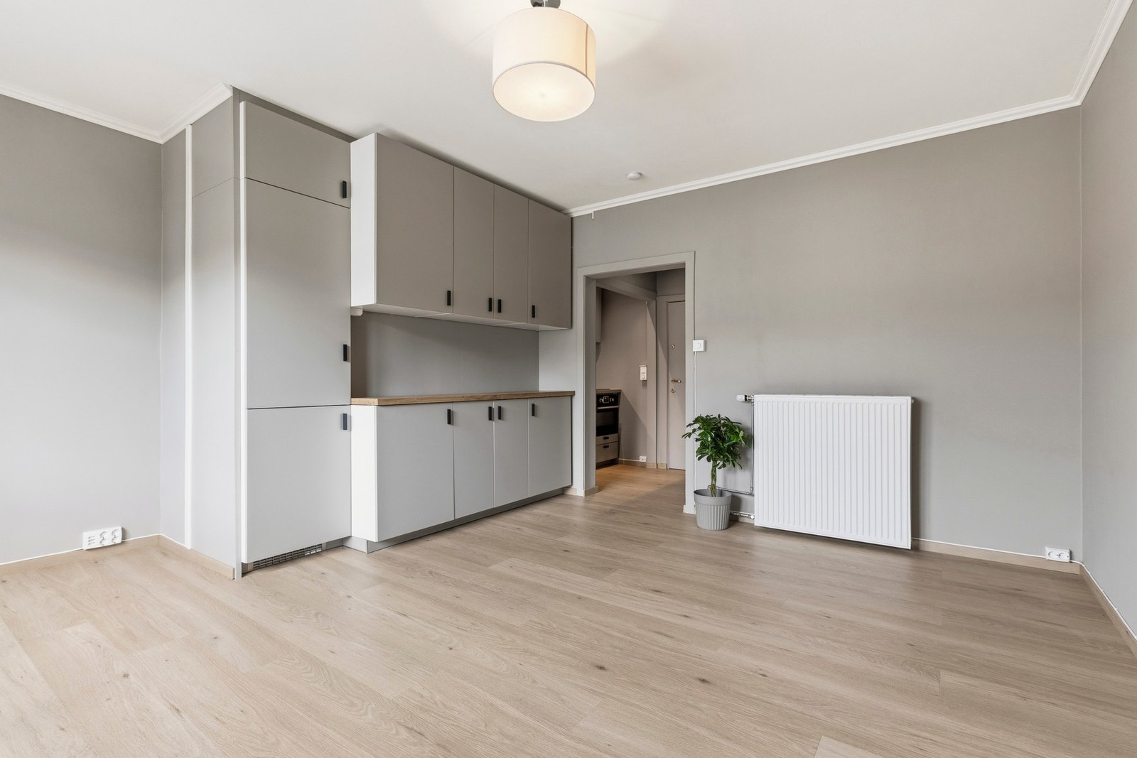 Store vindusflater slipper inn rikelig med naturlig lys og, sammen med lyse vegger, skaper de en luftig og behagelig atmosfære. Galleribilde