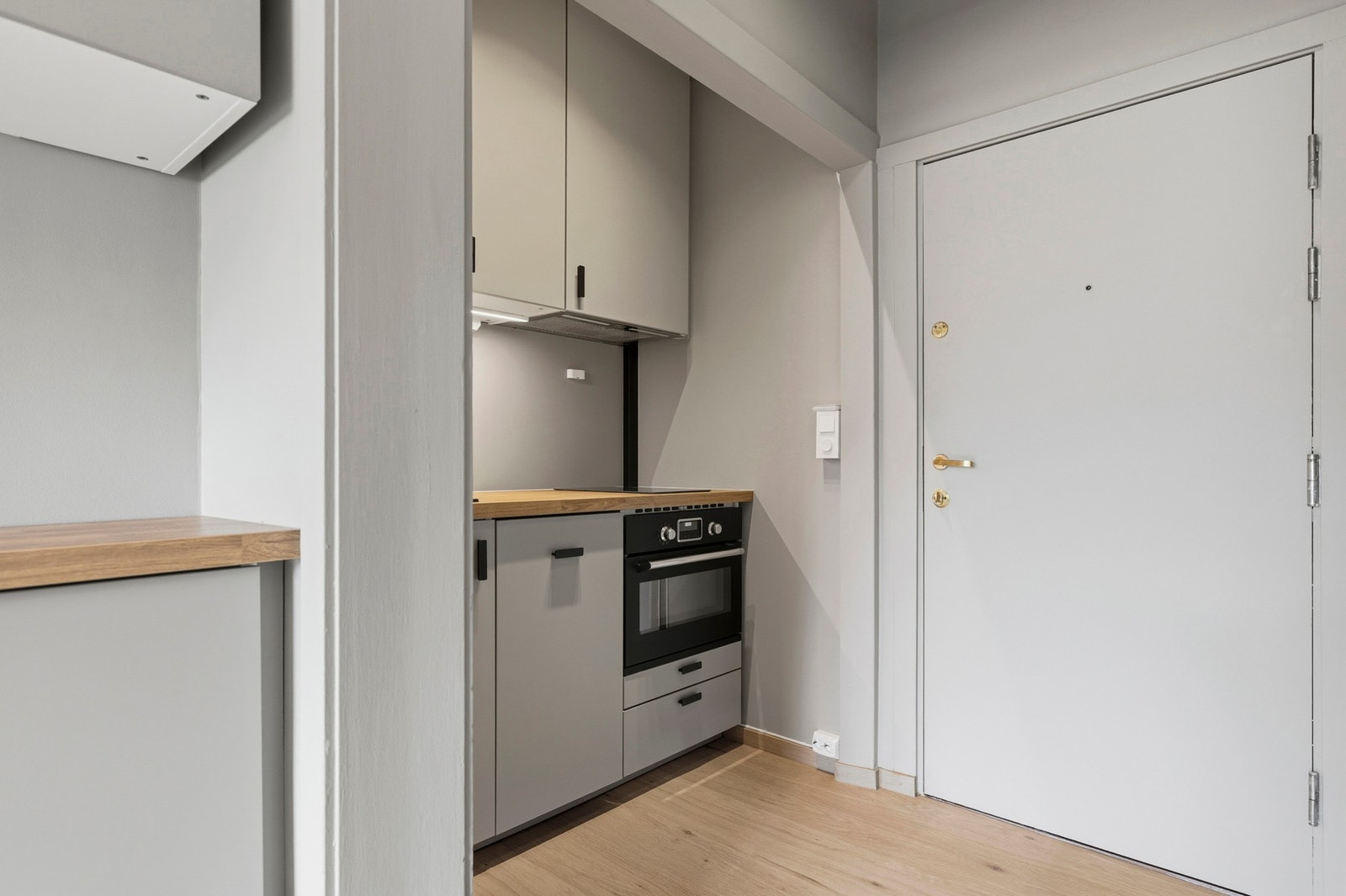 Det er integrerte hvitevarer som oppvaskmaskin, steketopp og ovn samt kjøl/frys, noe som gjør hverdagen enkel. Galleribilde