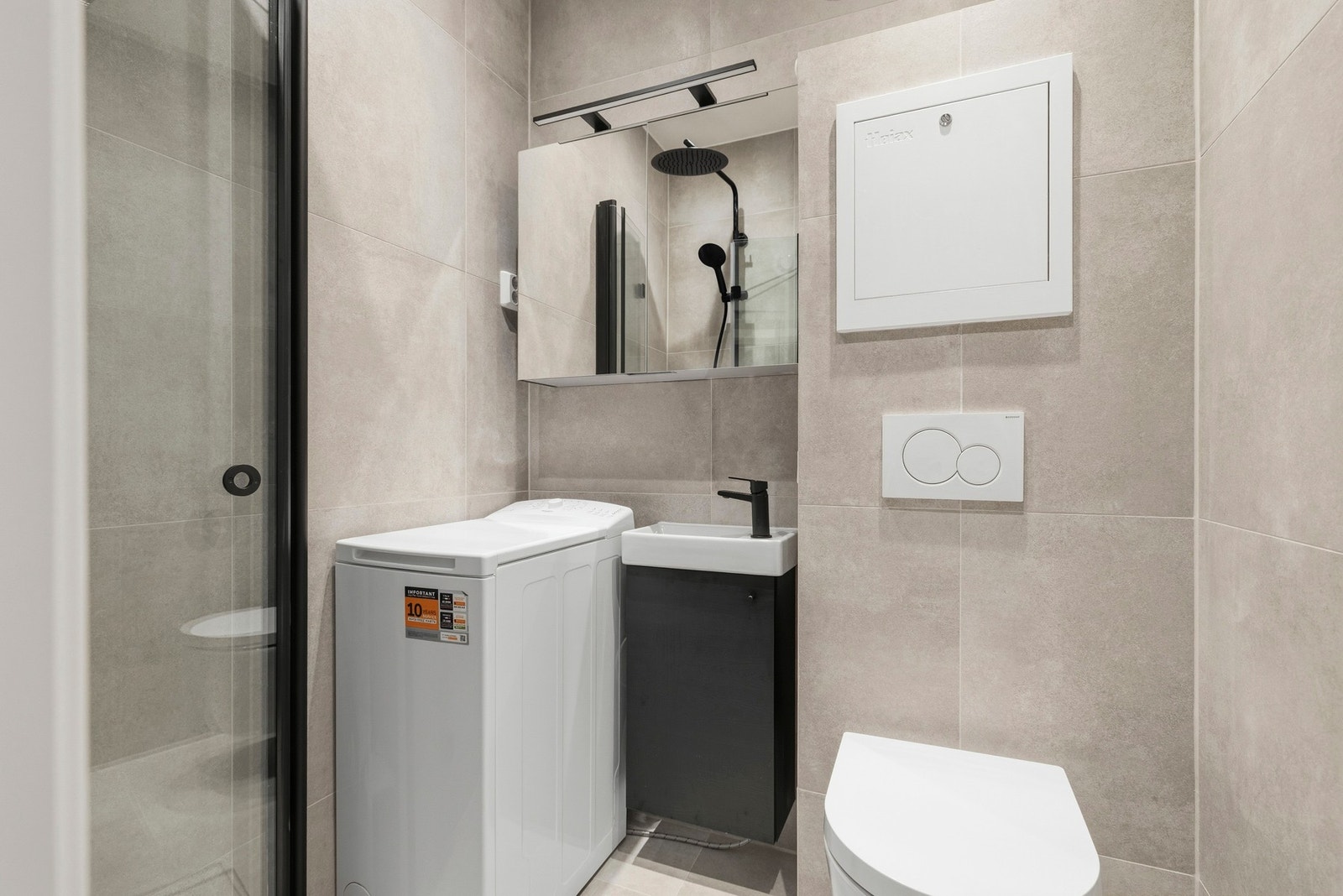 Leiligheten har et delikat og moderne baderom fra 2026. Badet fremstår som romslig og funksjonelt, med flislagt gulv utstyrt med elektriske varmekabler som gir god komfort. Galleribilde