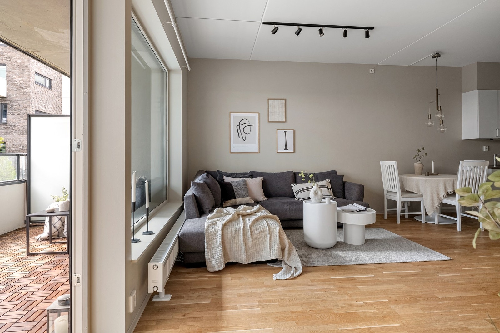 Stue med plass til både sofa og spisestue. Galleribilde