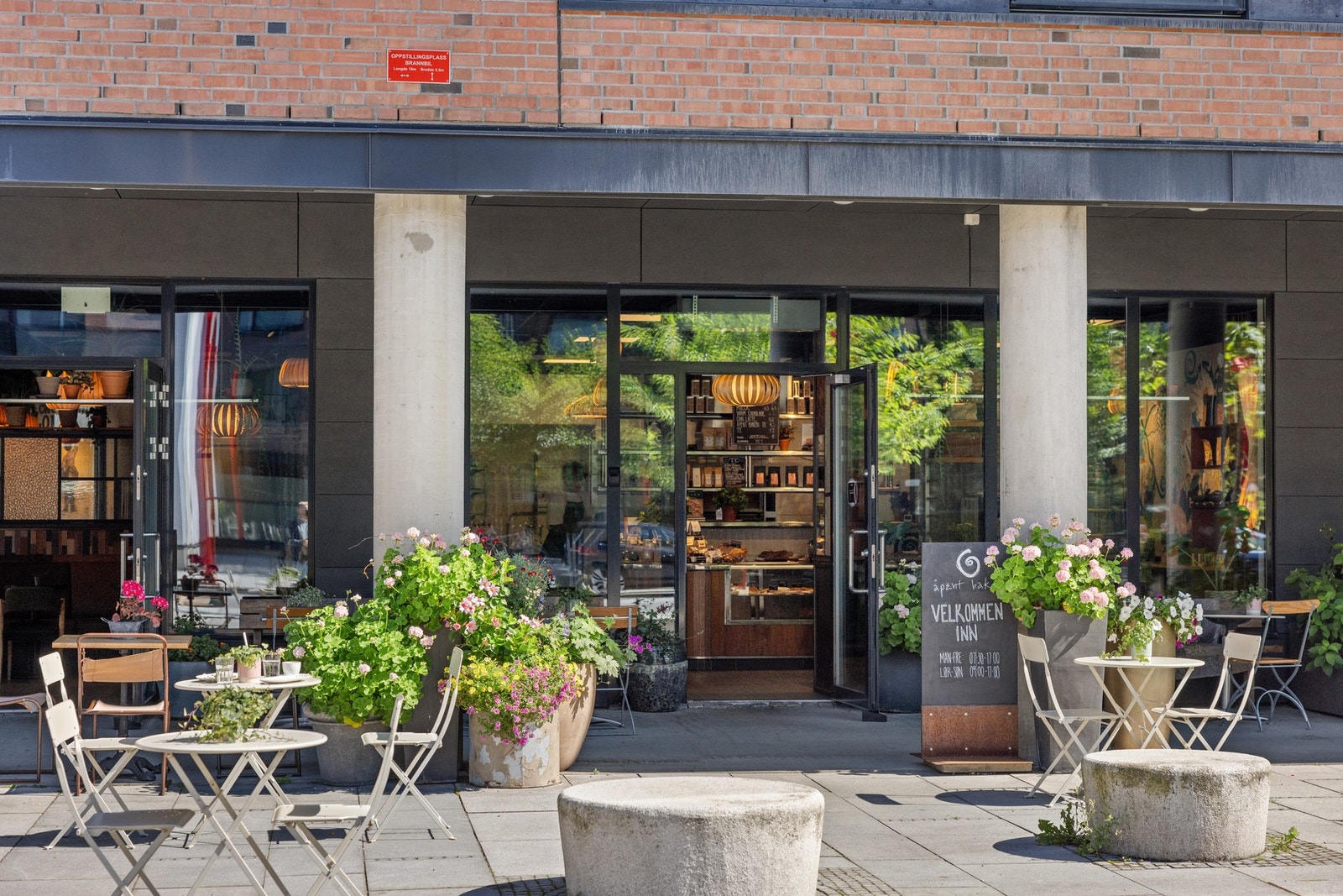 Kværnerbyen har flere serveringssteder som Restaurant Kraft, pizzeria og bakeri. Galleribilde